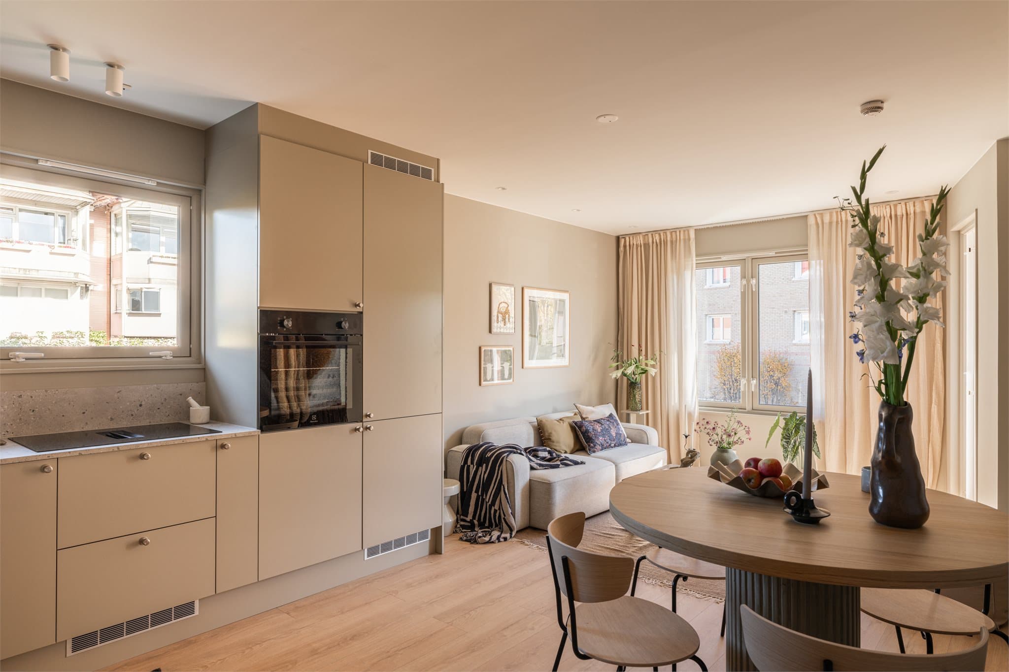 Leiligheten er i sin helhet pusset opp i 2025 med gjennomgående høy standard.