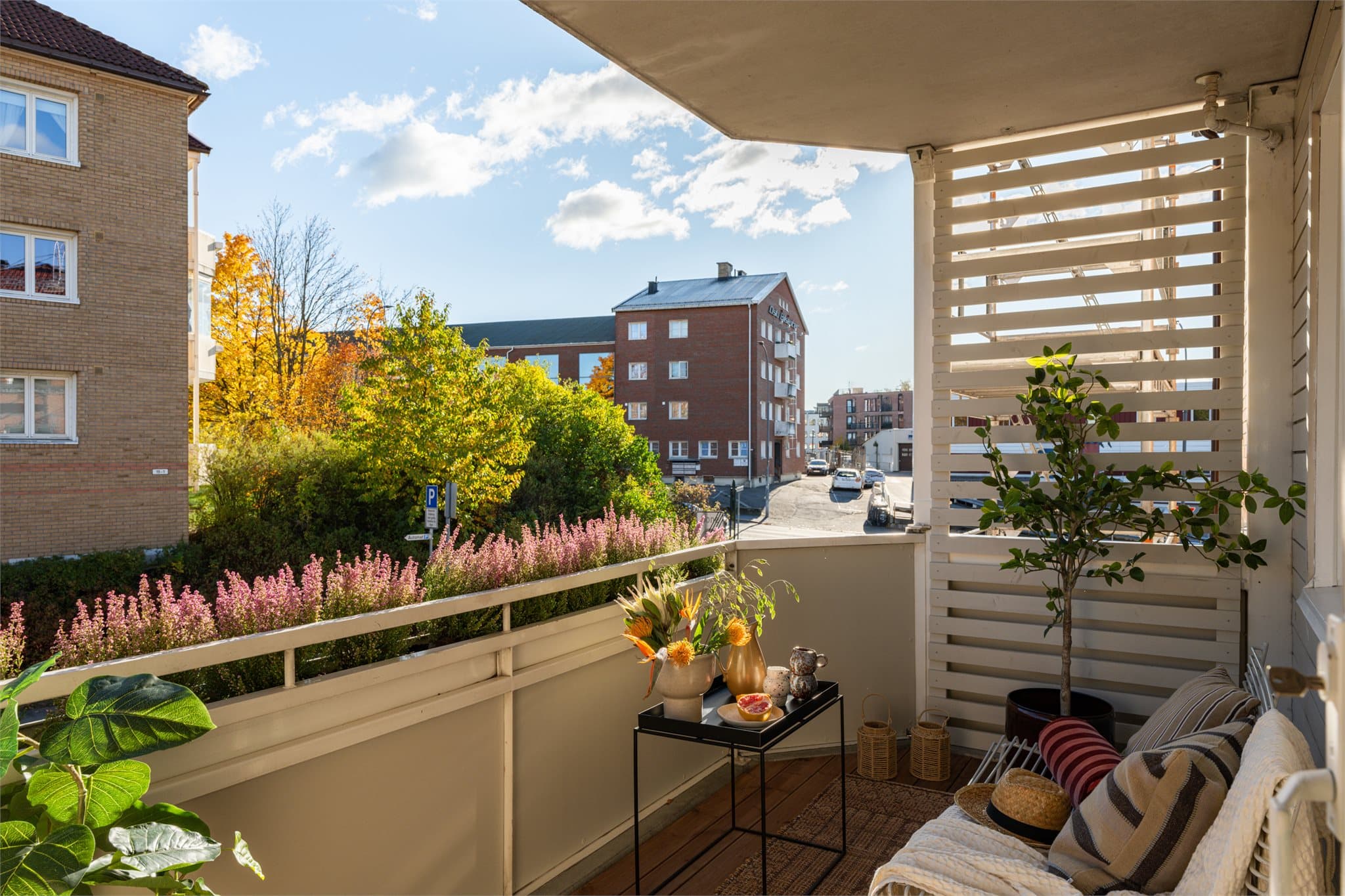 Fra stuen er det utgang til en østvendt balkong med flotte solforhold.