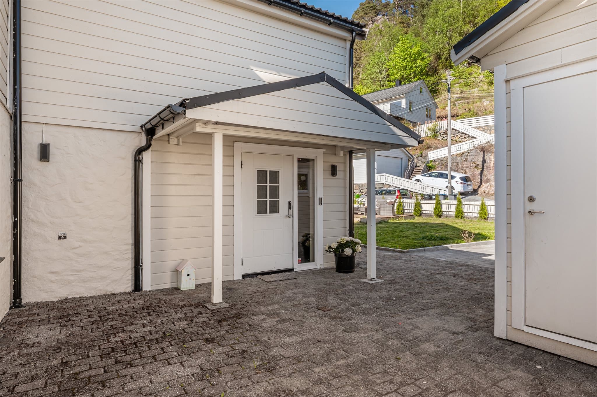 - Meget god lagringsplass i to utvendige boder på hhv. 5,2m² og 4,9m² -