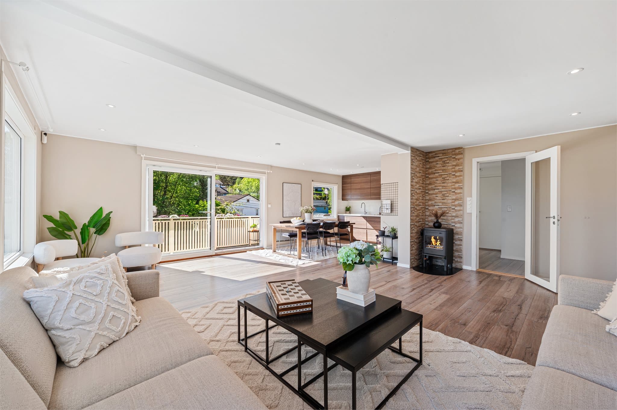 - Merk peisen som sørger for lavere strømkostnader, en behagelig innetemperatur og ikke minst ekstra hygge -