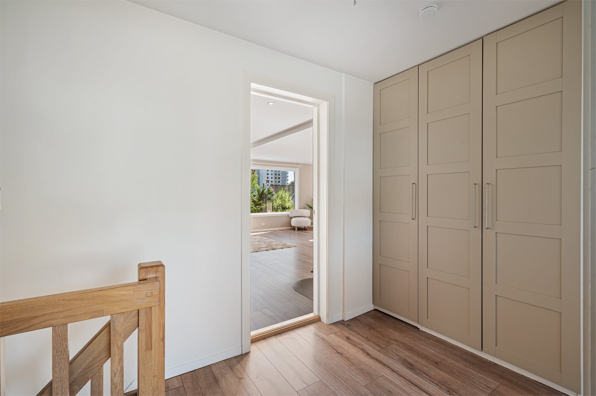 - Merk flott, innebygget garderobe som gir godt med ekstra lagringsplass -