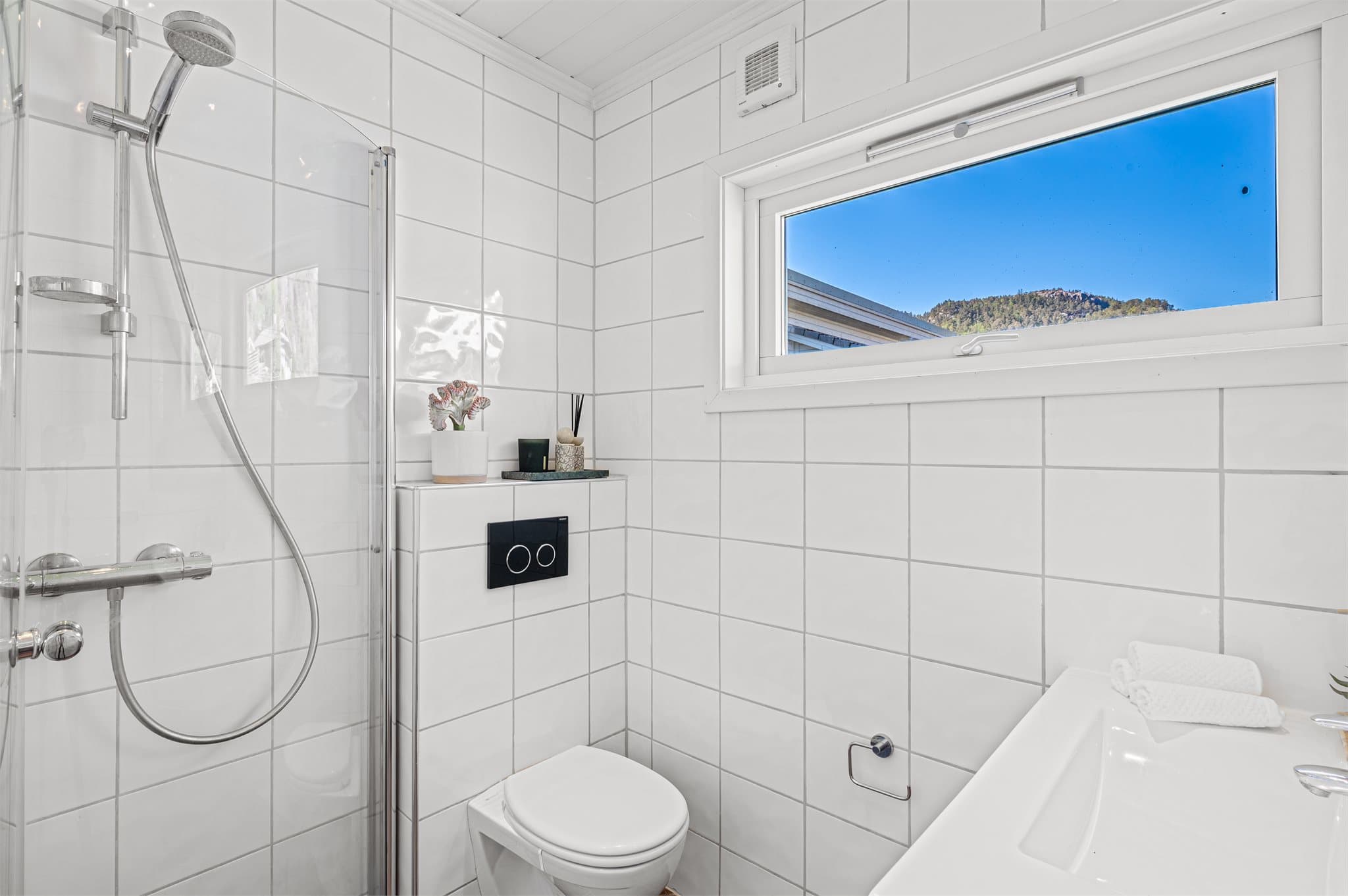 - Badet har keramiske fliser på gulv og vegger. MDF-panel i himling. Innfelte spotter -