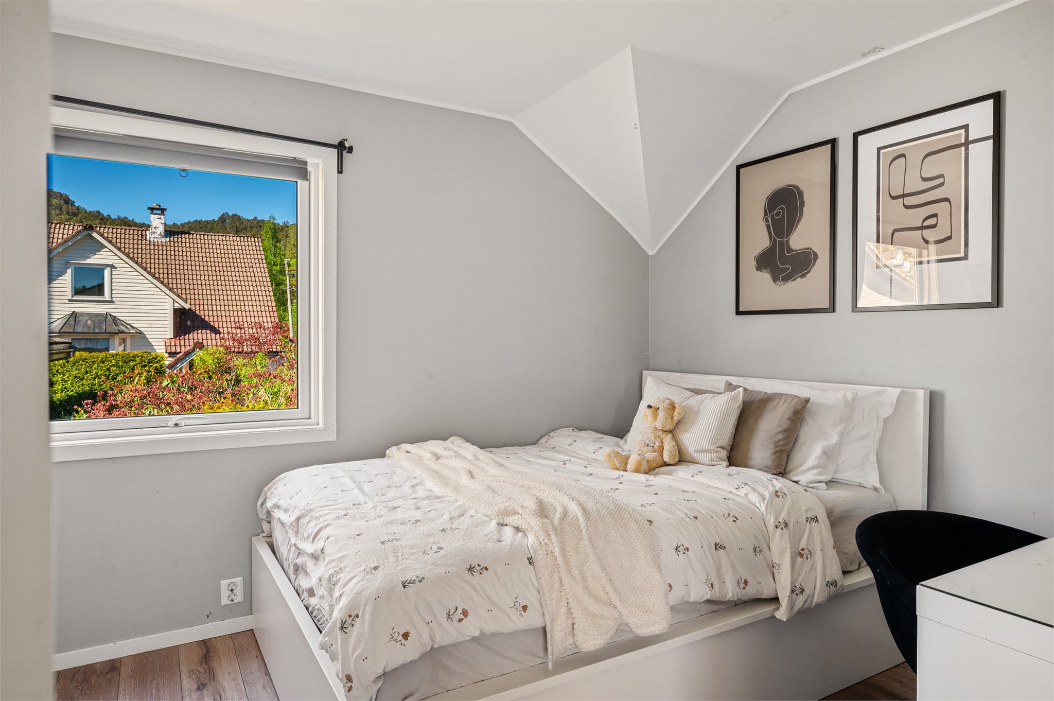 - Andre soverom i 2. etasje måler 9,1m² -