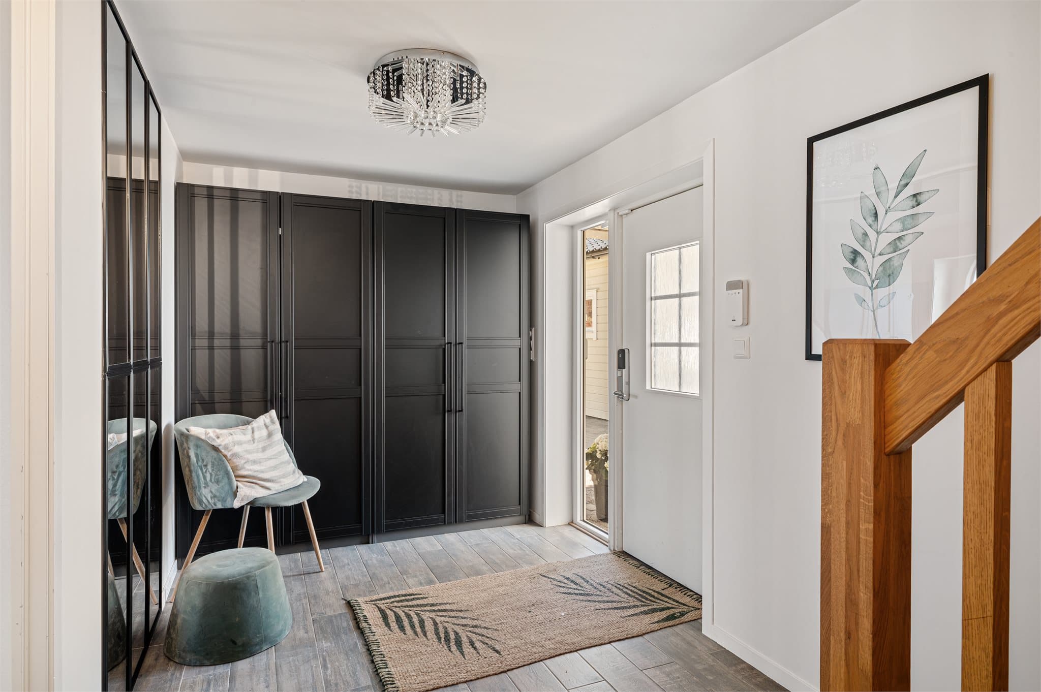 - Entré/gang på 10,8m² med stilren garderobeløsning -