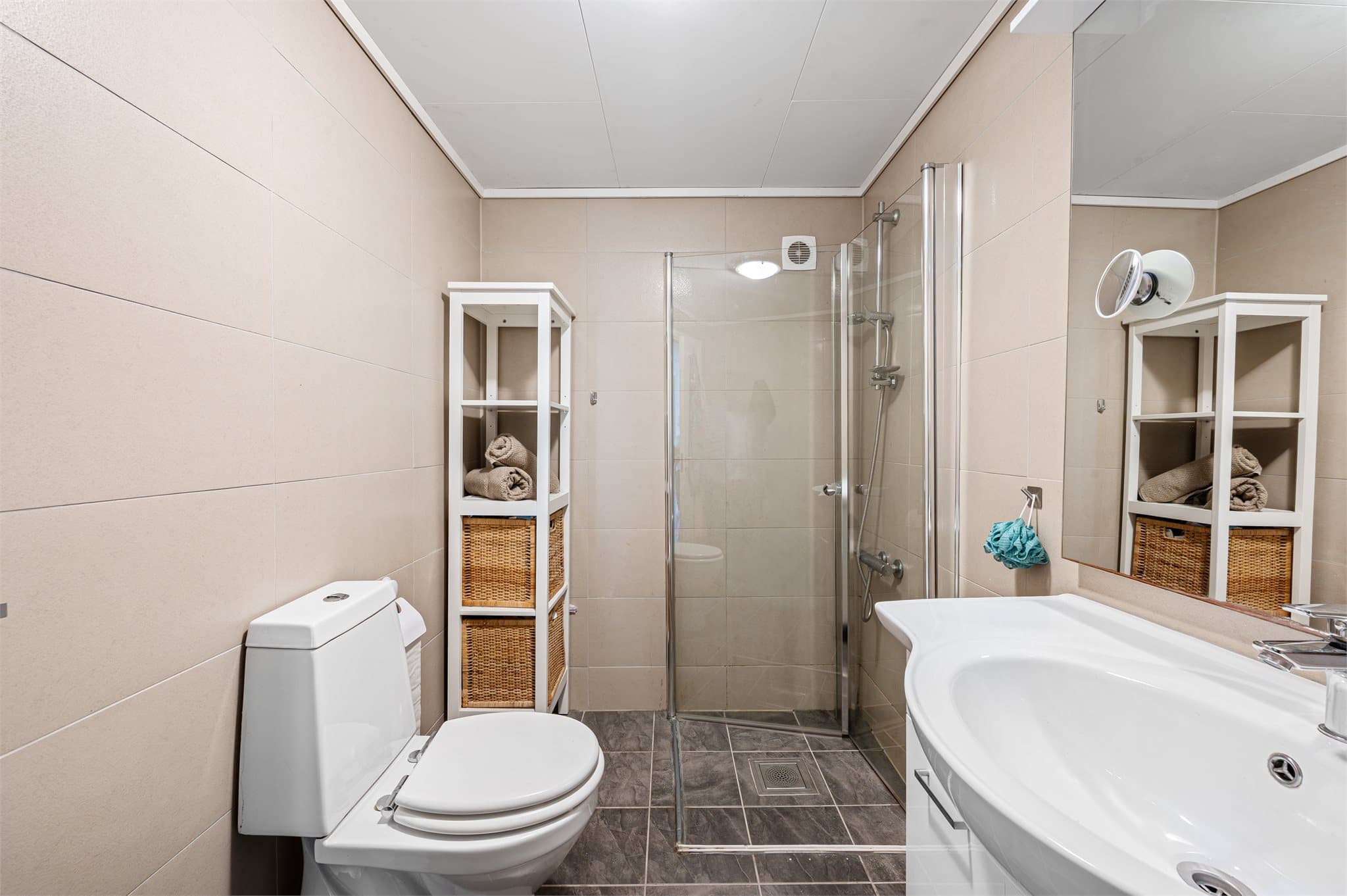 - Badet måler 4,1m² og er pusset opp i 2019 -