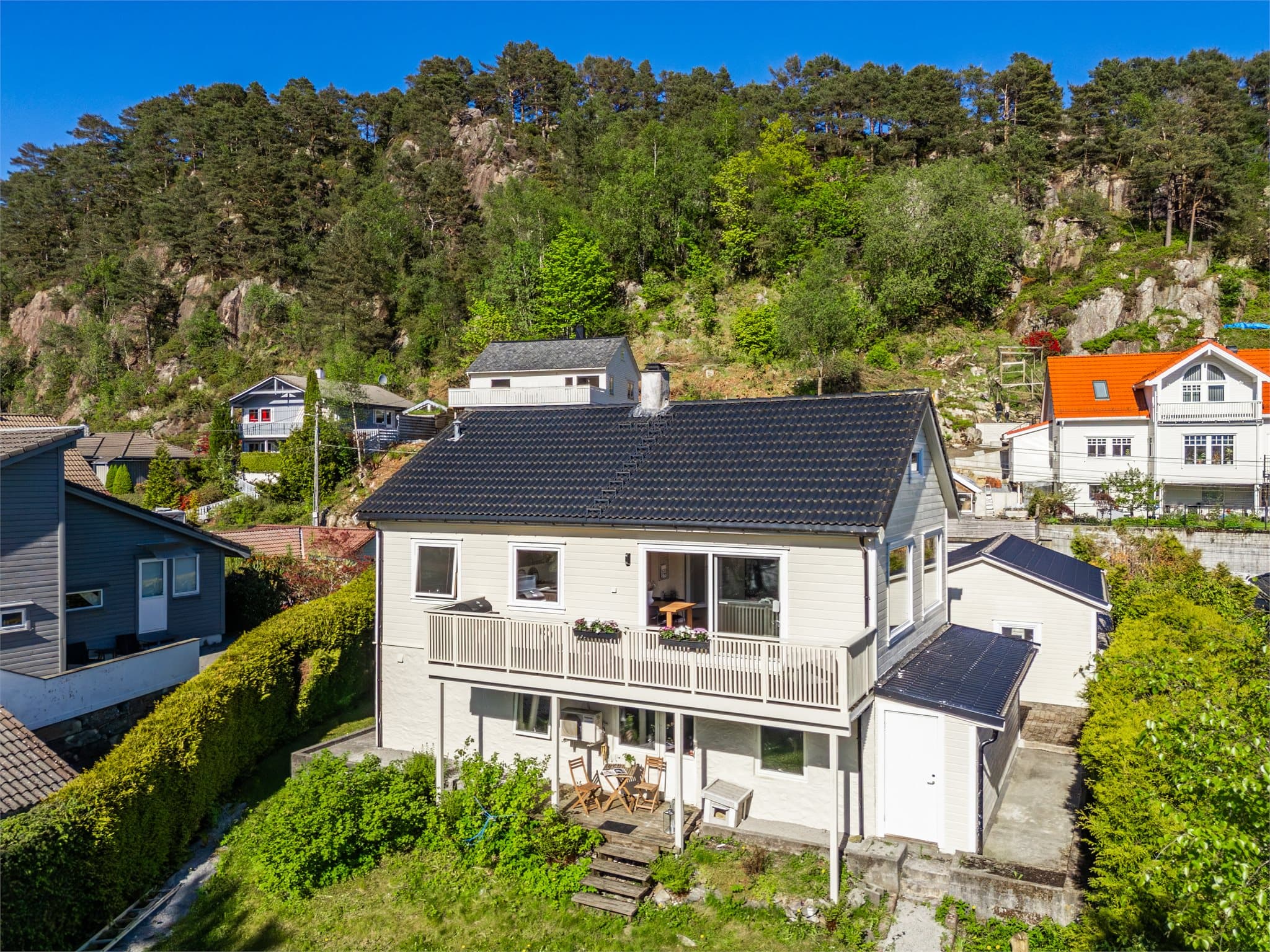 - Med nydelige uteområder på begge sider får man fantastiske solforhold midtsommers -