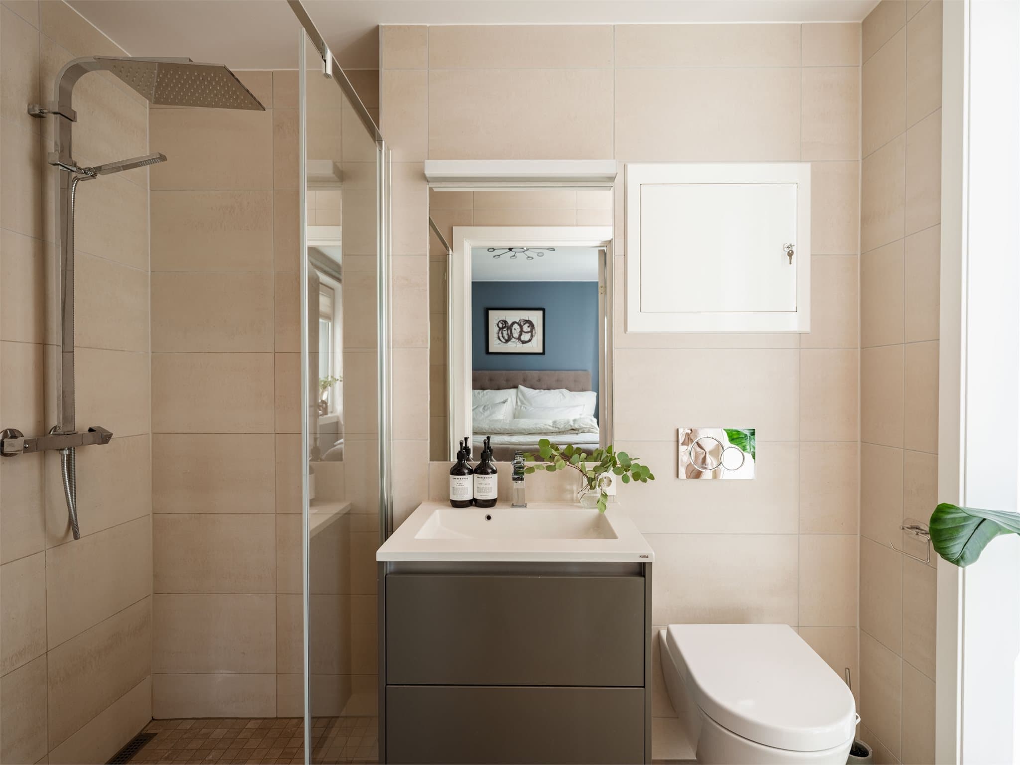 Boligen har også et flislagt bad tilknyttet soveromsavdelingen, noe som gir økt komfort og fleksibilitet, spesielt for familier.