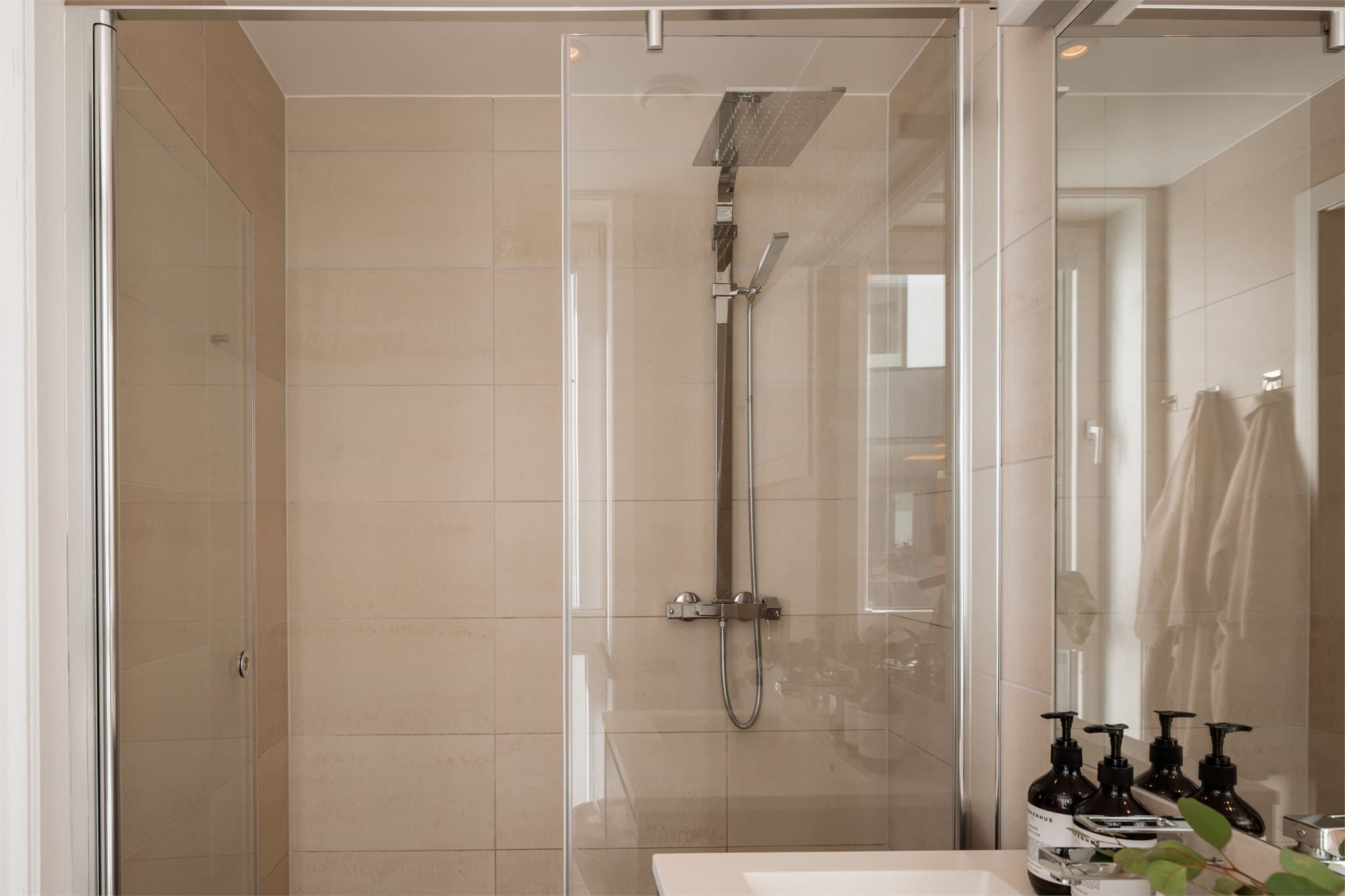 Badet holder en gjennomgående standard fra byggeår og fremstår som praktisk og lettstelt.