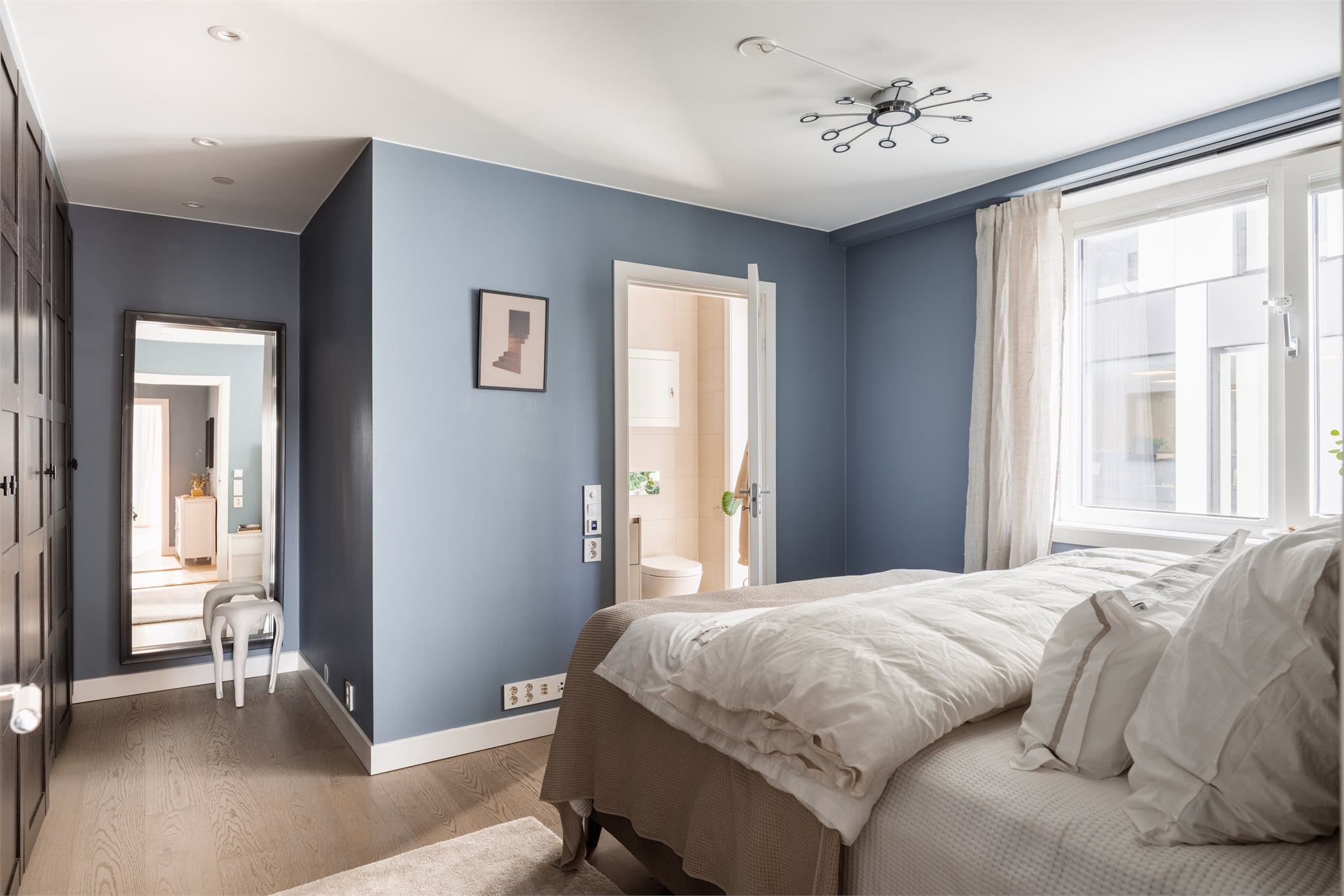 Rommet oppleves som rolig og behagelig, og egner seg godt som en privat sone i boligen.