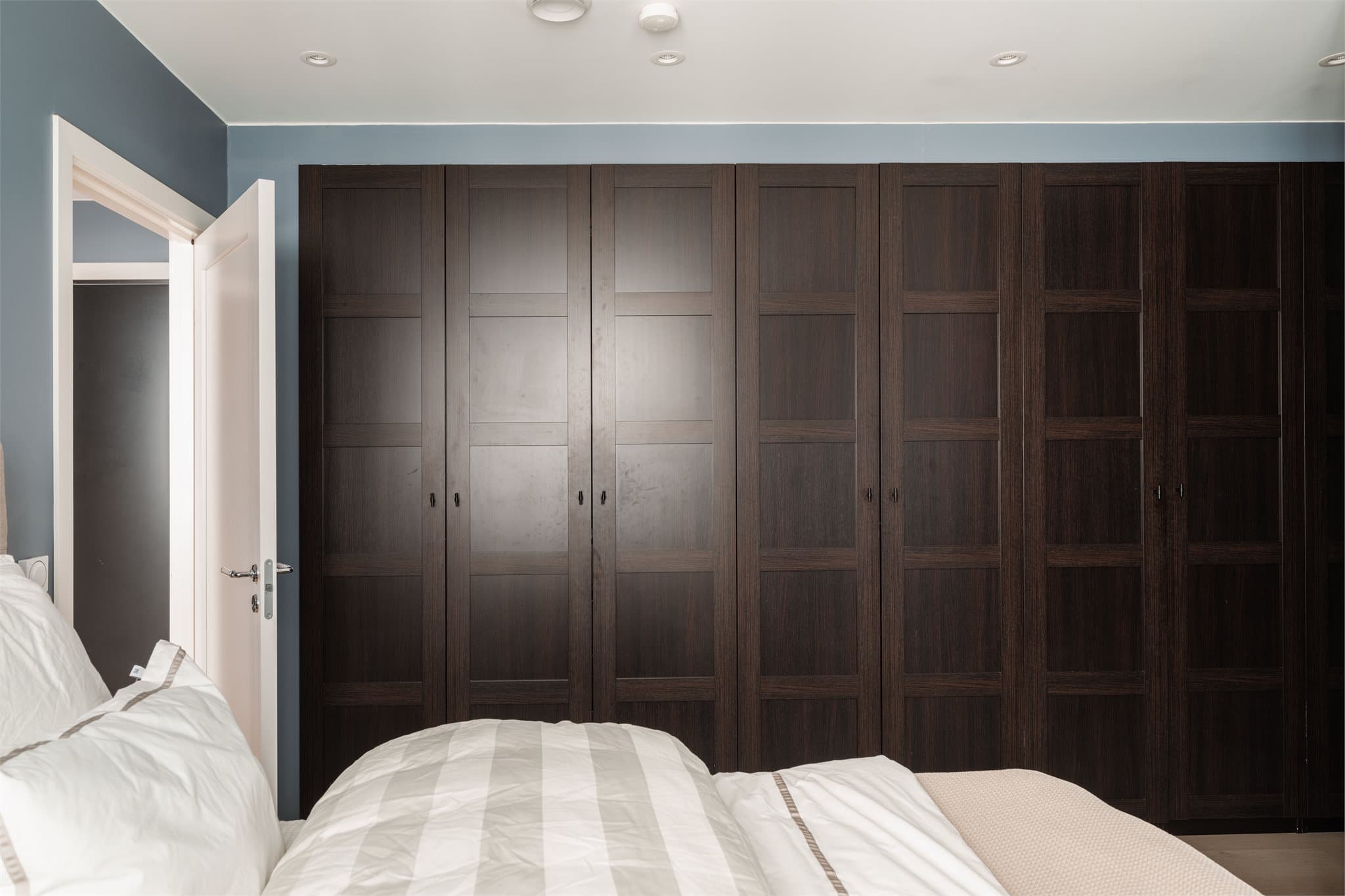 Det er også gode muligheter for garderobeløsning, enten i form av skap eller walk-in-løsning etter behov.