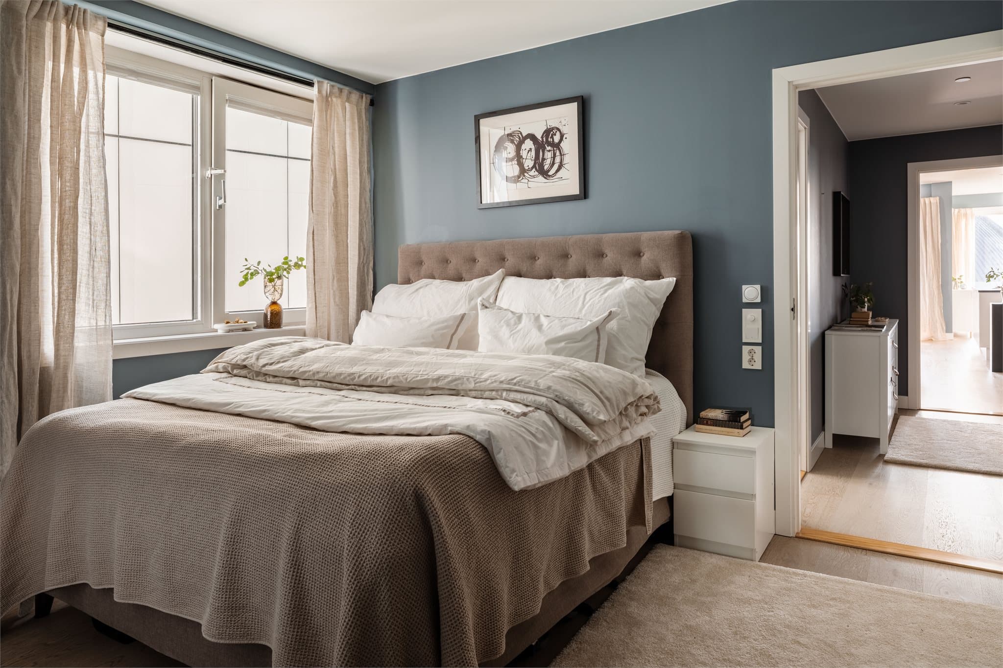 Hovedsoverommet er romslig og har god plass til dobbeltseng med tilhørende nattbord.