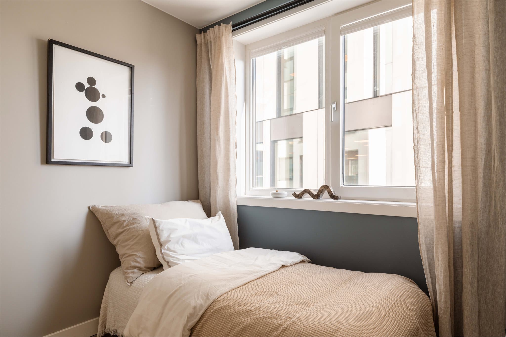 Soverom nummer to er et fleksibelt rom med flere bruksområder. Det egner seg godt som barnerom, gjesterom eller hjemmekontor, avhengig av behov.