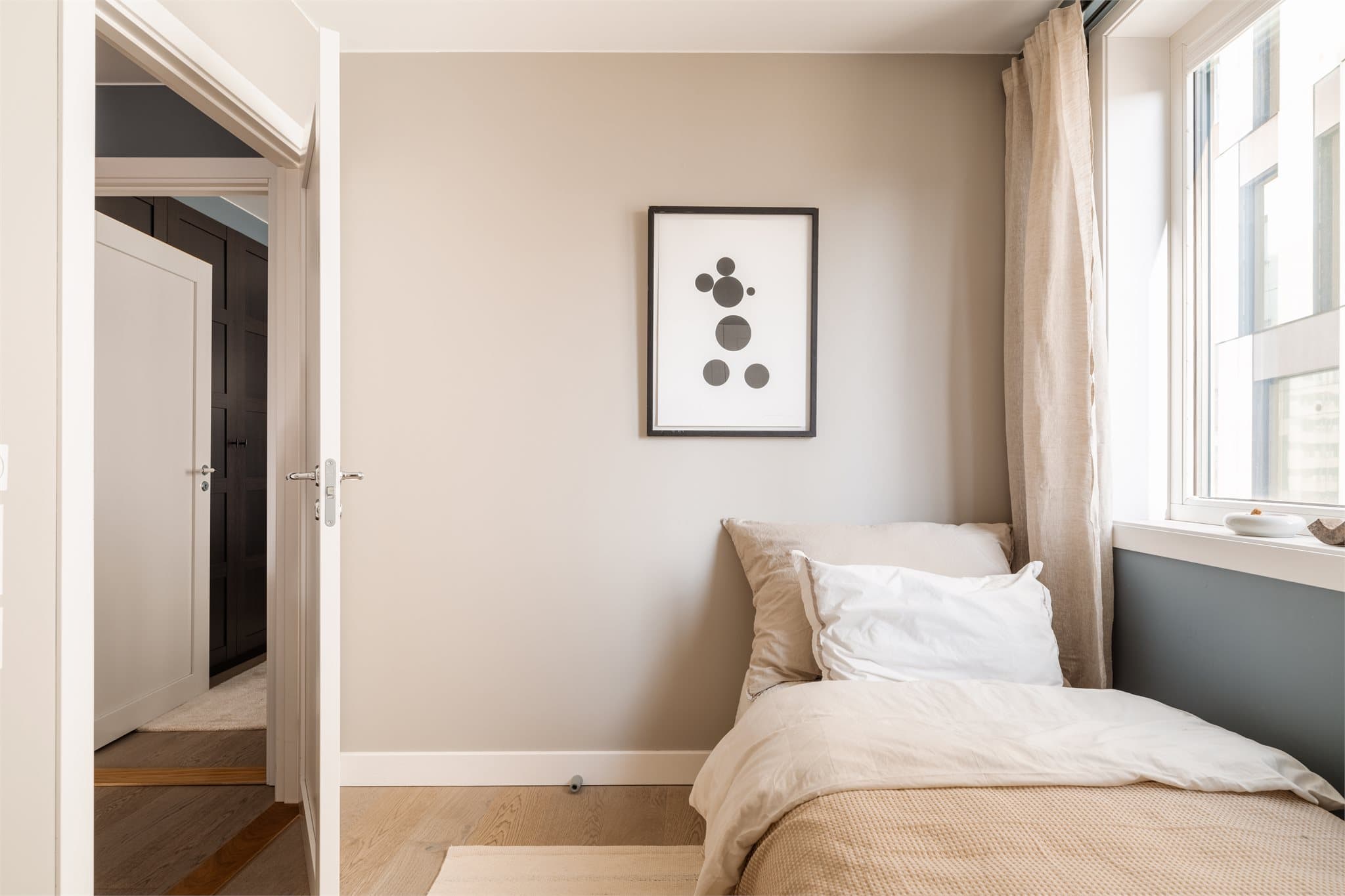 Rommet har en fin størrelse og gode lysforhold.