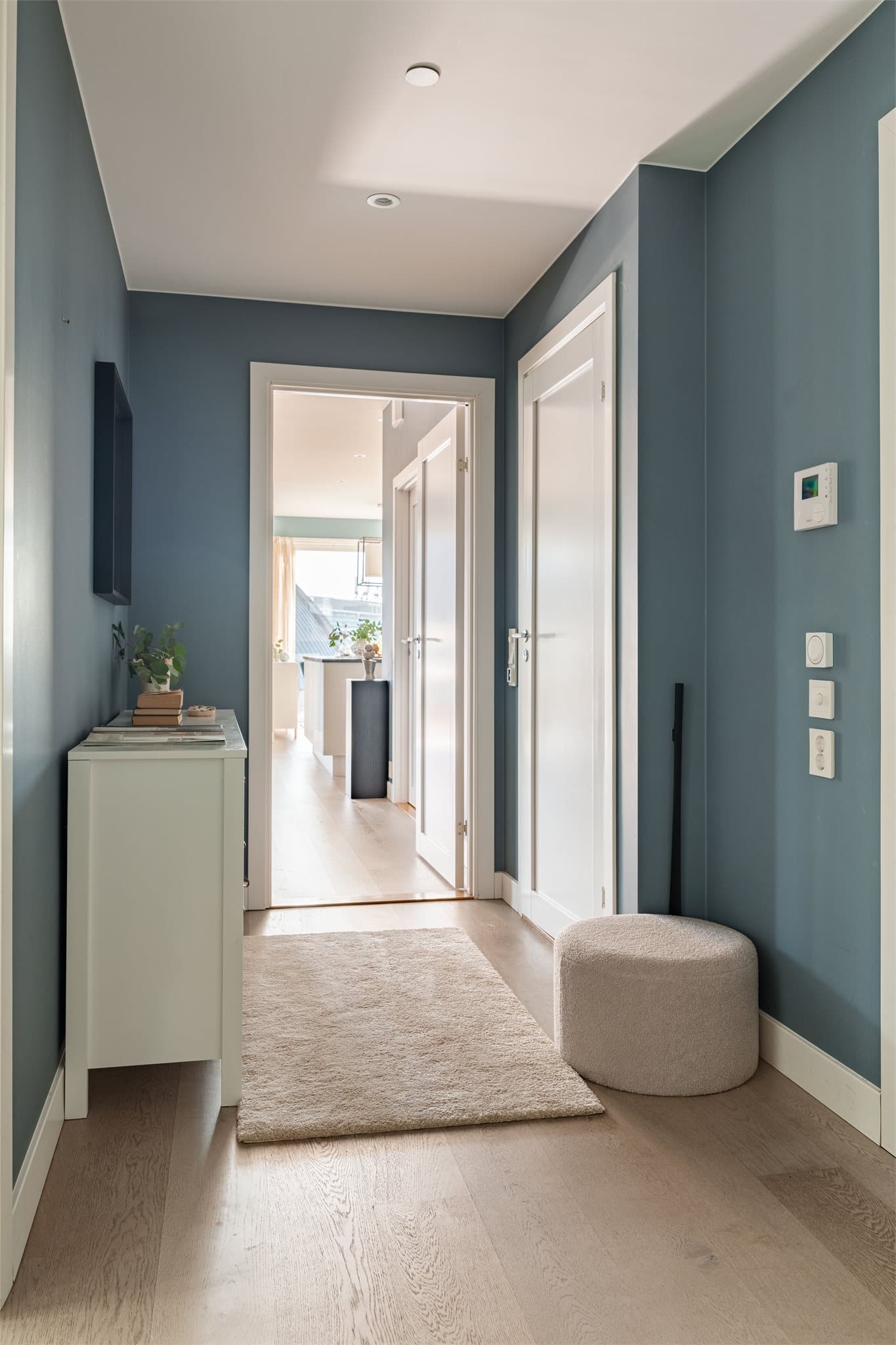 Leiligheten ønsker deg velkommen med en romslig og innbydende entré som gir et godt førsteinntrykk.