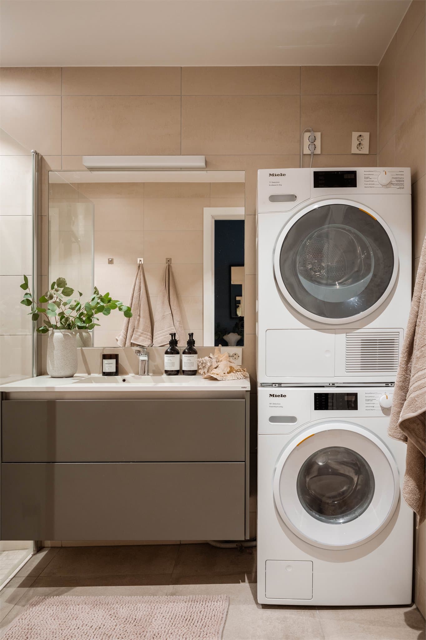 Over servant er det speil med tilhørende lysarmatur som gir gode lysforhold. Badet er videre utstyrt med veggmontert toalett og et romslig dusjhjørne med svingdører. Dusjsonen har sluk i gulv, regnfallsdusj og termostatstyrt blandebatteri for økt komfort.