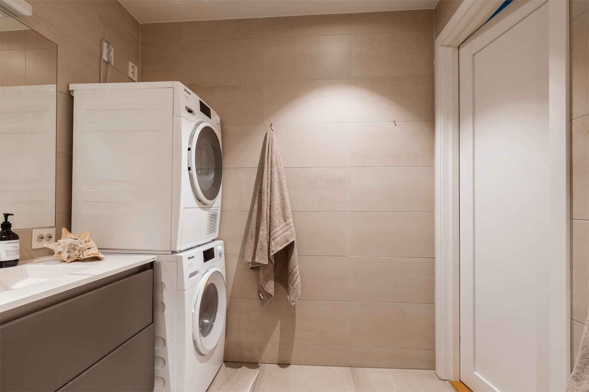 I tillegg er det opplegg for både vaskemaskin og tørketrommel, noe som gjør badet svært funksjonelt i hverdagen. Vaskemaskin og tørketrommel medfølger ikke handelen.