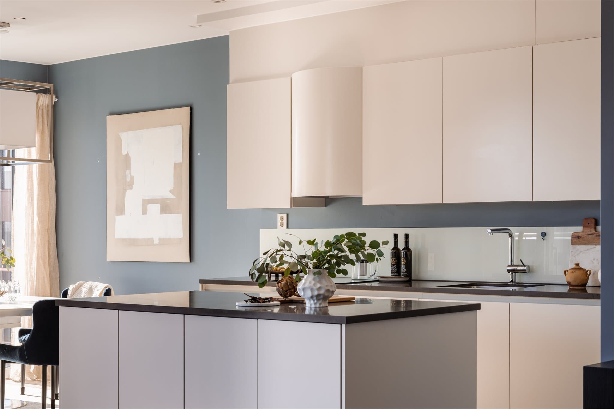 Kjøkkenet er godt utstyrt med opplegg for integrerte hvitevarer, inkludert platetopp, stekeovn, oppvaskmaskin, vinskap samt kombinasjon kjøl/frys.