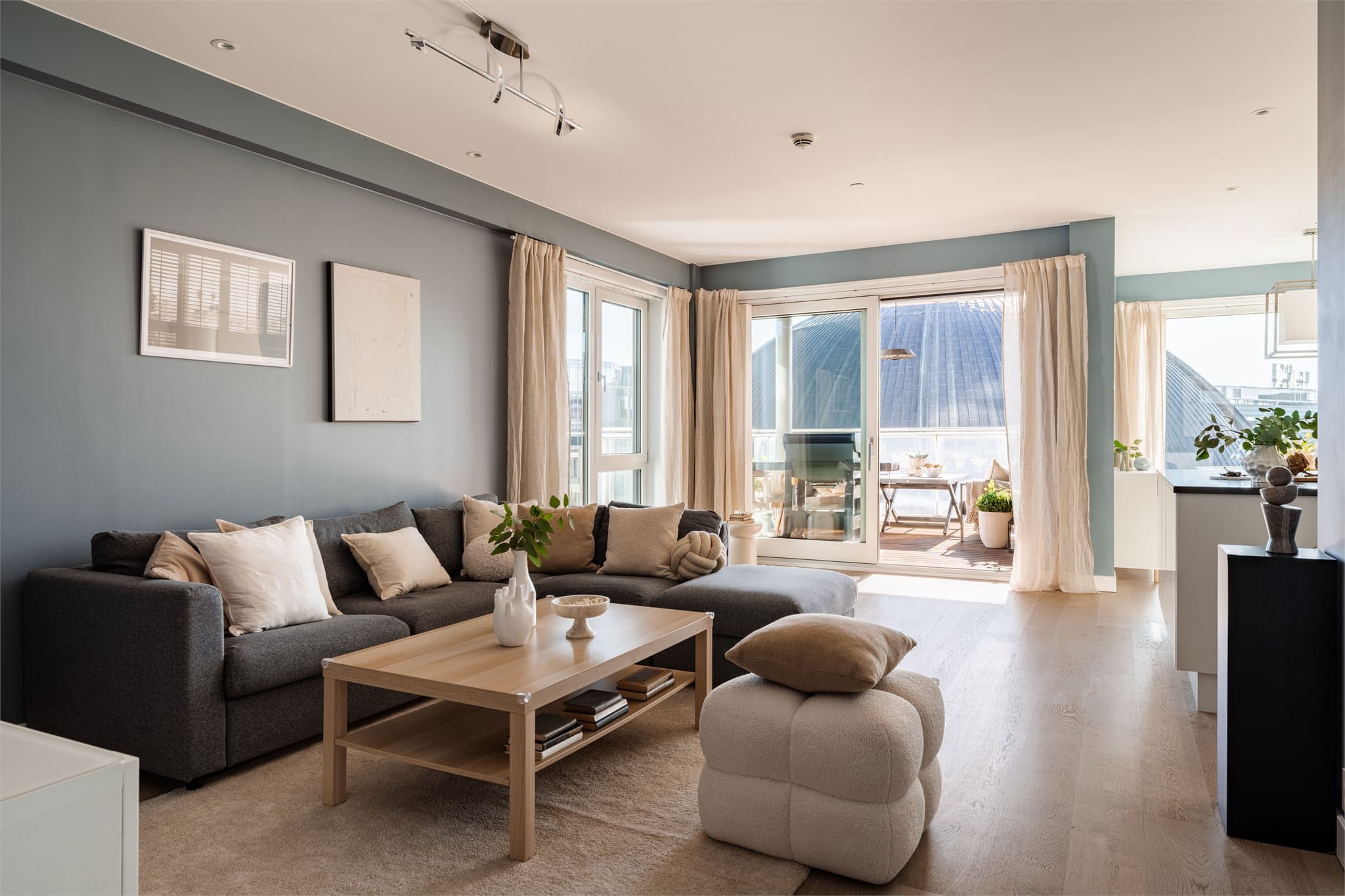 Stuen fremstår som romslig, lys og luftig, med store vindusflater som slipper inn rikelig med naturlig lys.