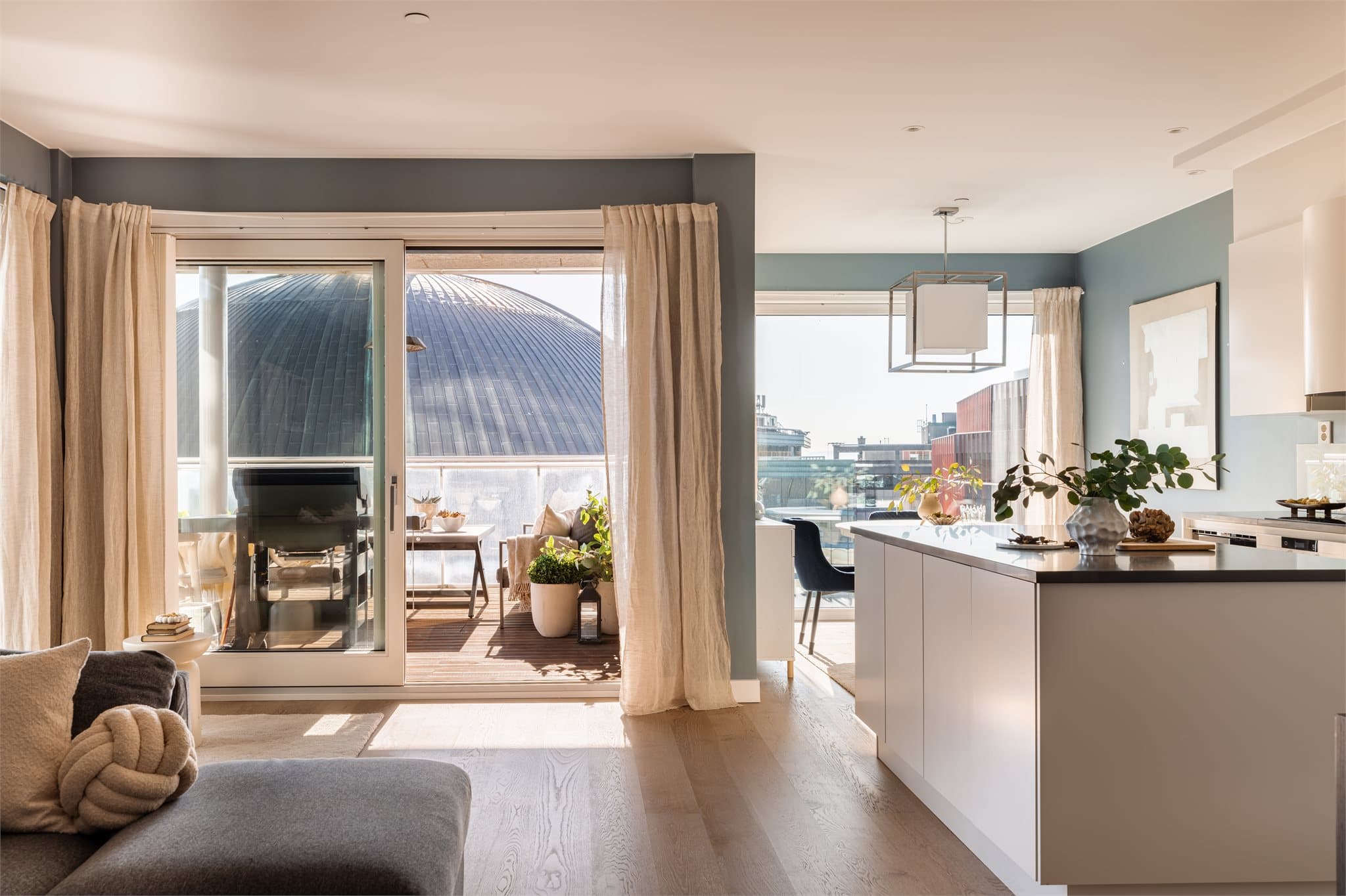 Velkommen til en moderne og stilren 3-roms leilighet som byr på en rekke attraktive kvaliteter.