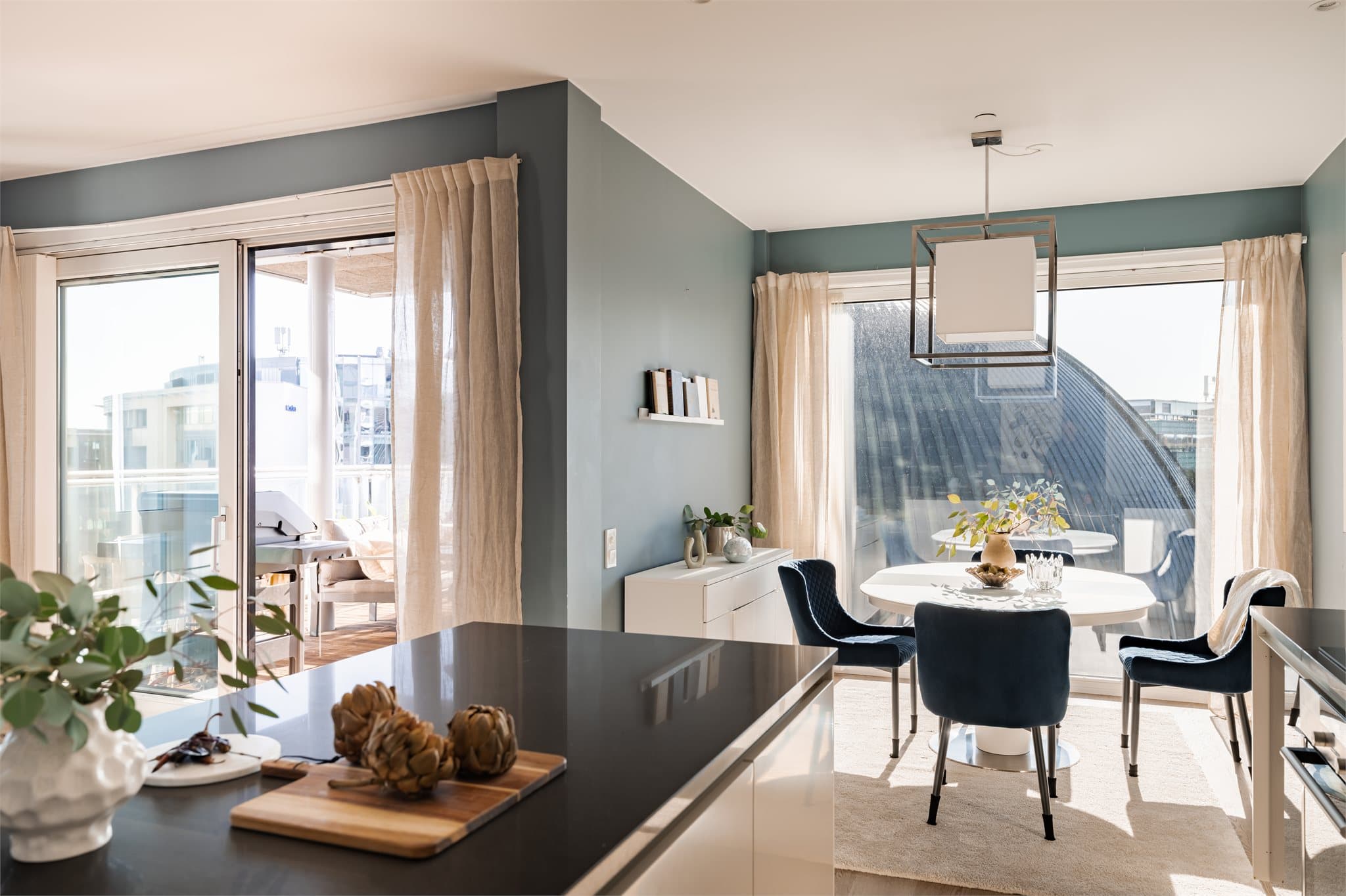 Rommet har svært gode møbleringsmuligheter, med naturlige soner for både sofagruppe og spiseplass. Dette gjør det enkelt å skape et hyggelig og sosialt oppholdsrom for både hverdag og gjester.