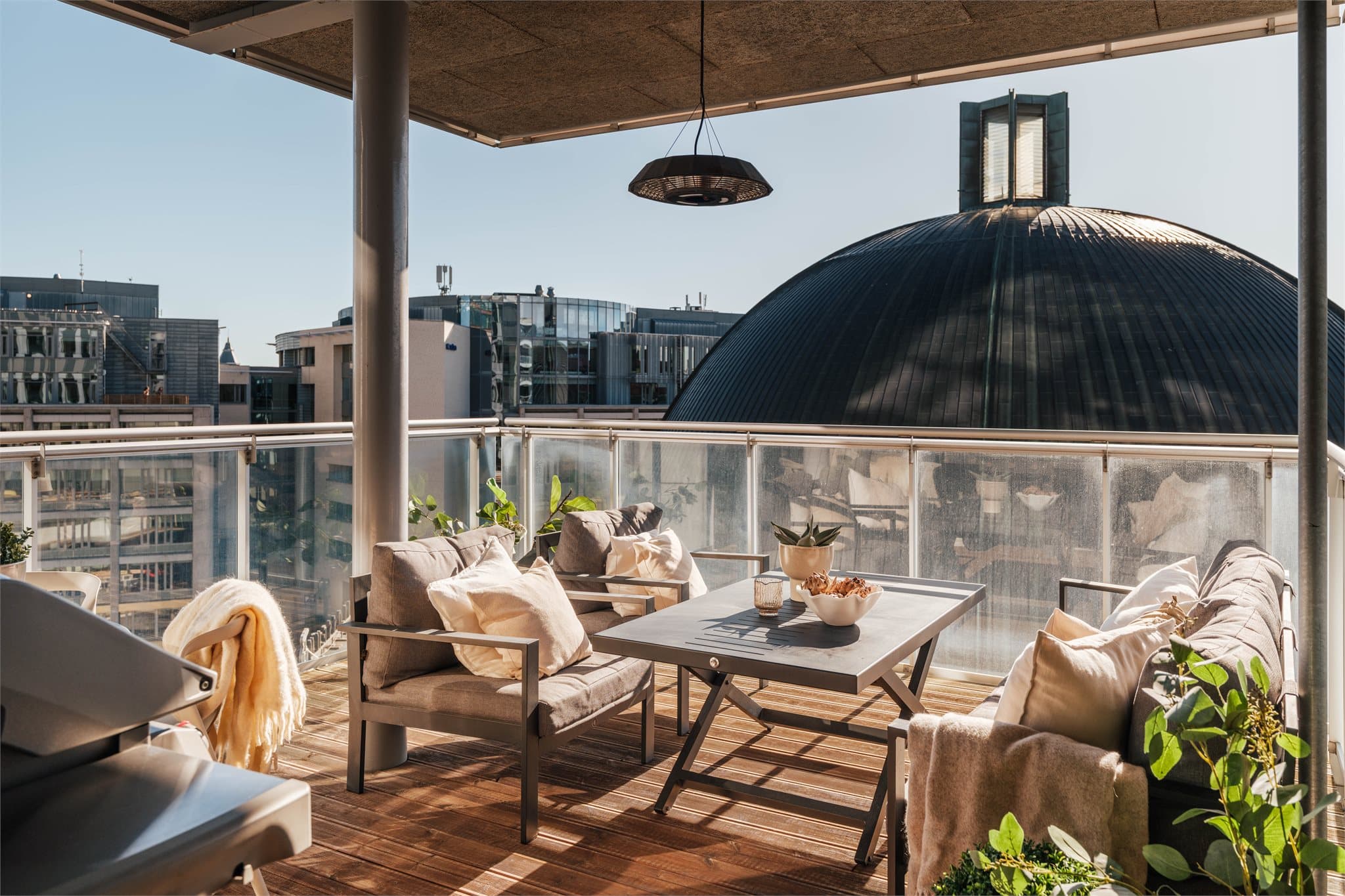 Fra stuen er det direkte utgang til en romslig balkong på ca. 18,3 m², oppført i solid stål- og betongkonstruksjon.