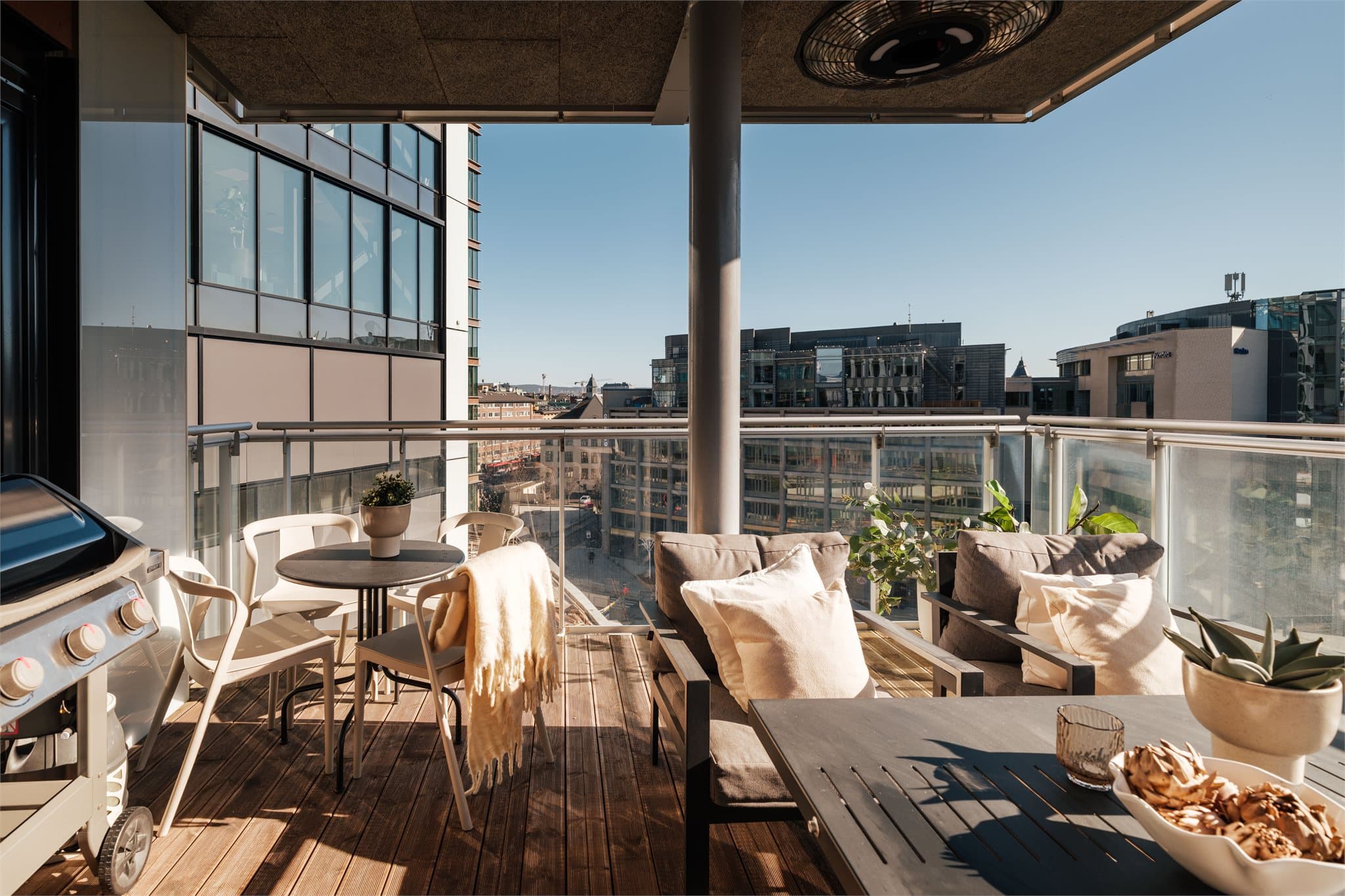 Balkongen gir gode muligheter for utemøblering, med plass til både sittegrupper, grill og beplantning, og innbyr til avslappende stunder utendørs gjennom store deler av året.