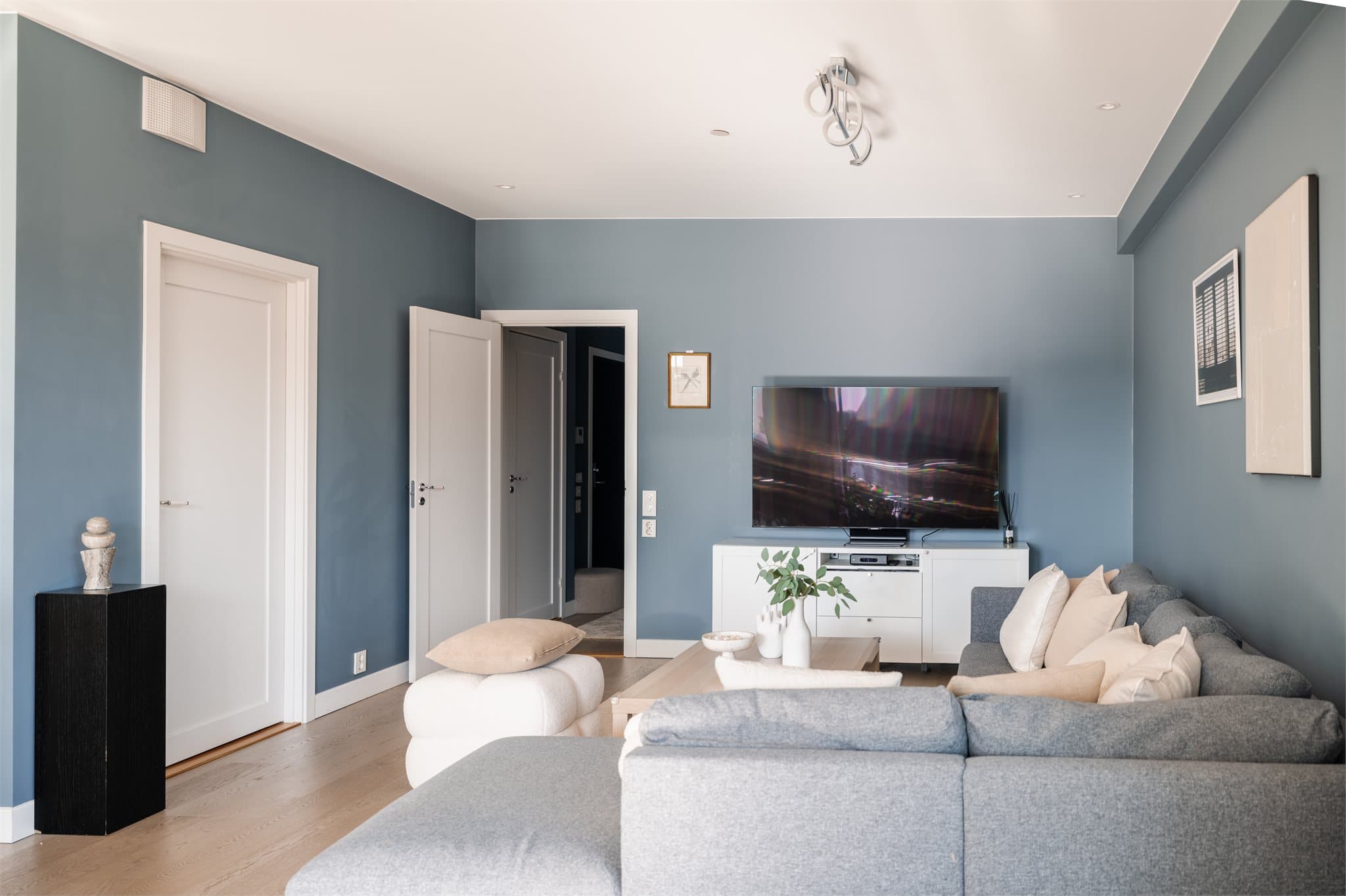 Boligen har en gjennomgående god standard på overflater.