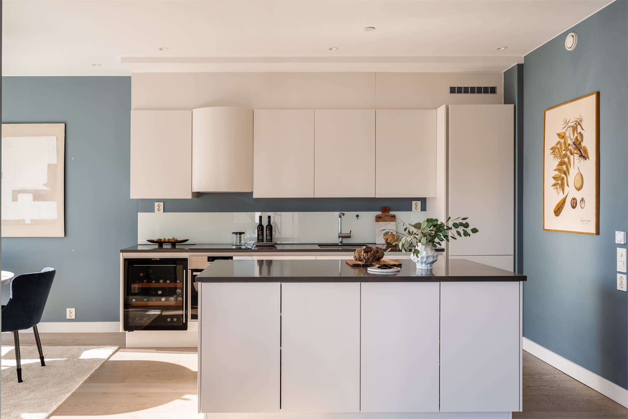 Kjøkkenet er utstyrt med innredning fra HTH fra byggeår, og fremstår som velholdt med en gjennomgående normal standard. Innredningen har moderne, glatte fronter i foliert utførelse som er enkle å holde rene.