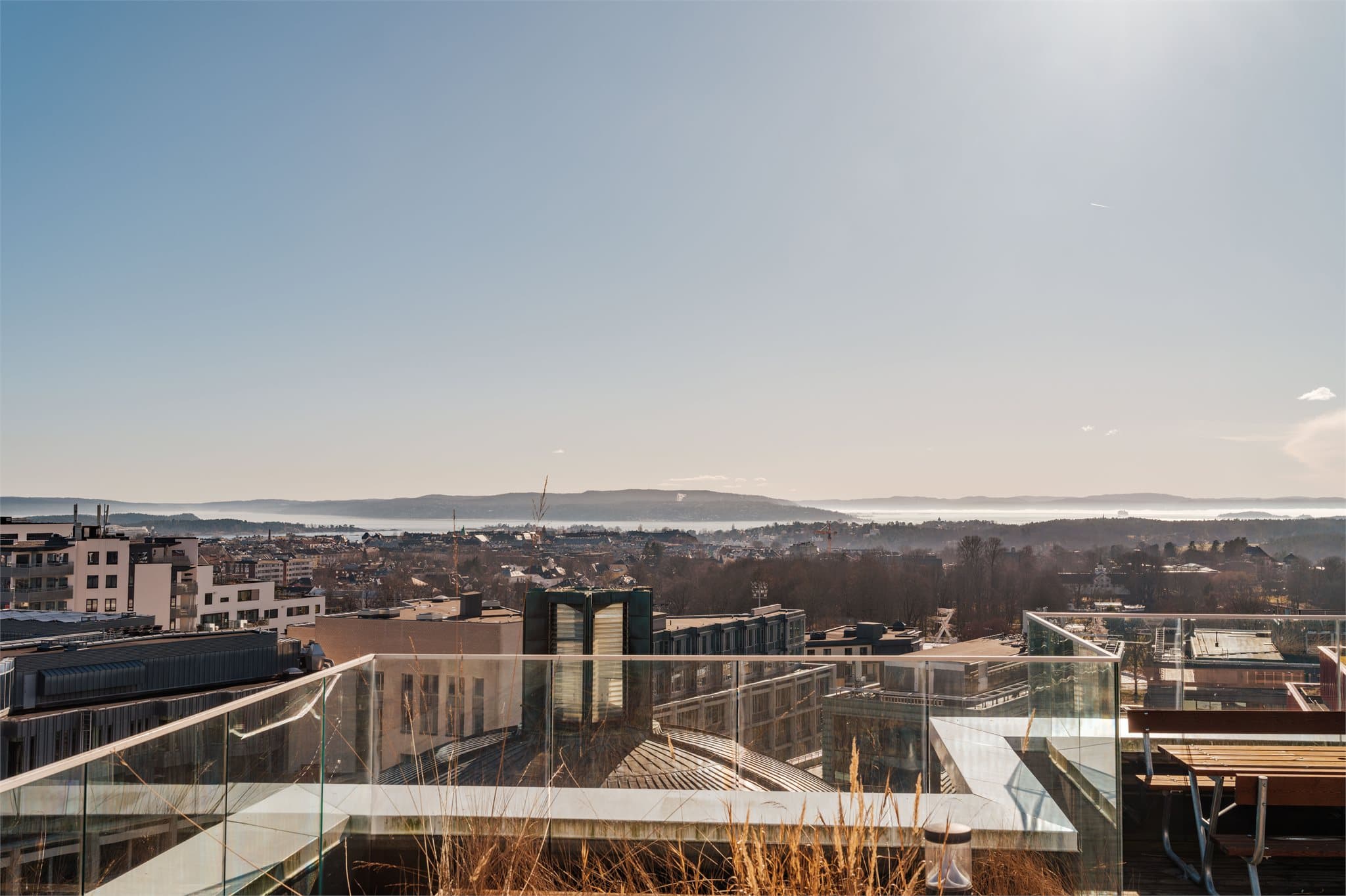 Nydelig utsikt fra felles takterrasse som kan benyttes av beboere.