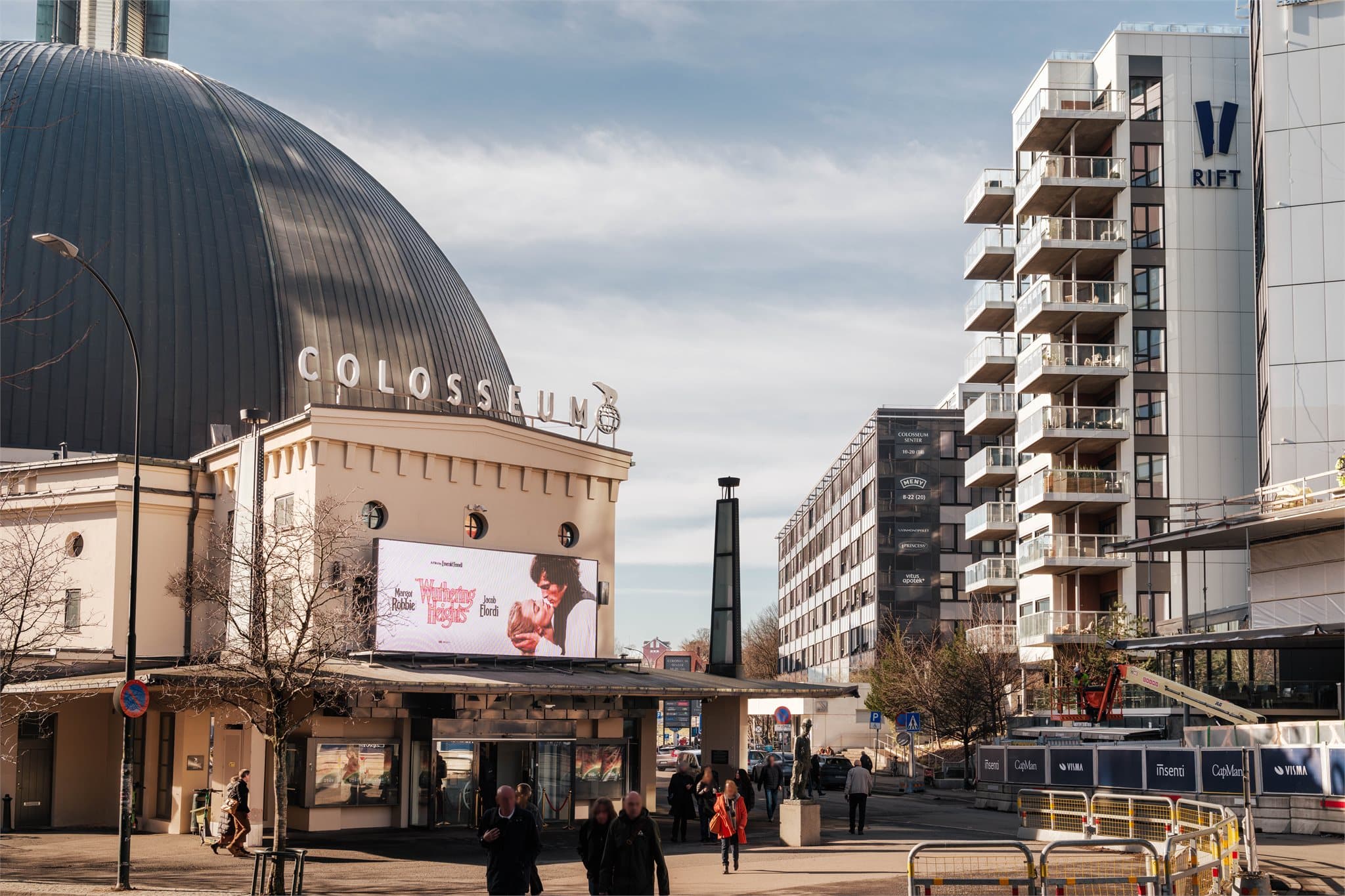 Fridtjof Nansens vei 5B kombinerer det beste fra to verdener, en skjermet og tilbaketrukket atmosfære, samtidig som du har umiddelbar nærhet til byens pulserende tilbud.
