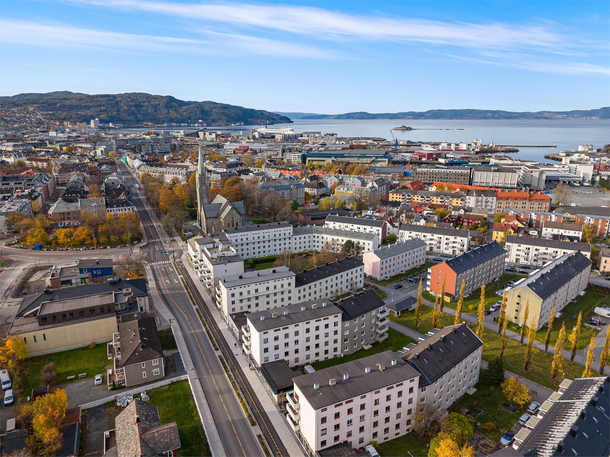 Sentral beliggenhet med drøye 10 minutters gange til Solsiden. Her har du kort vei til både Midtbyens uteliv og fine turløyper langs Ladestien.