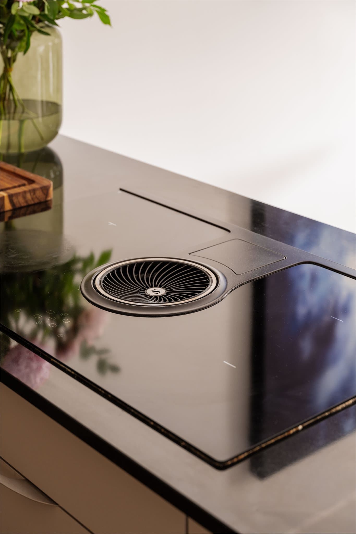 Moderne induksjonstopp med integrert ventilator.