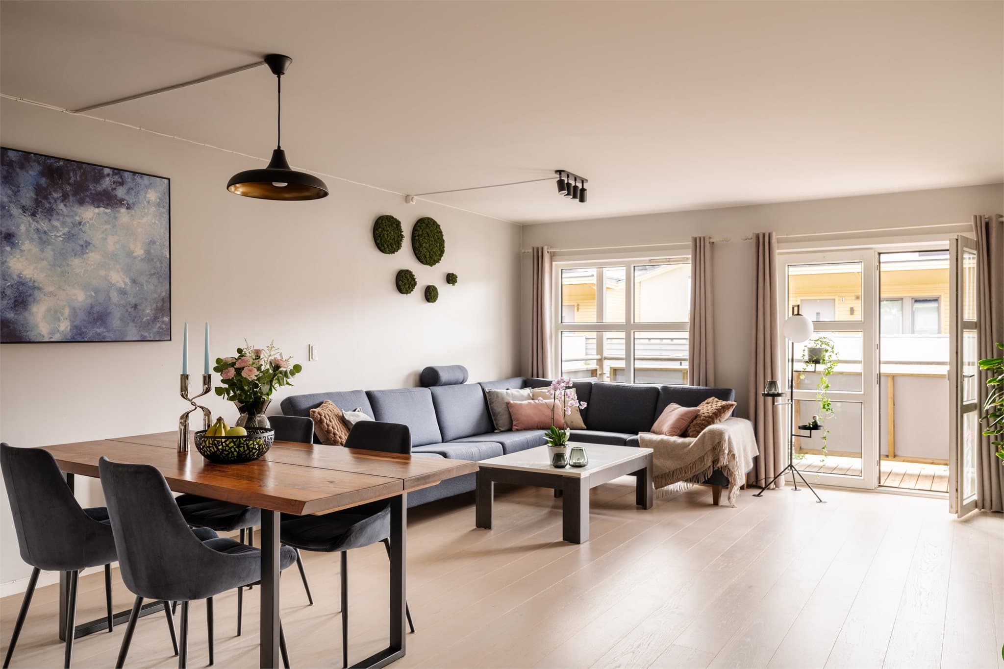 Stuen har god plass til både spisebord og en romslig sofagruppe.