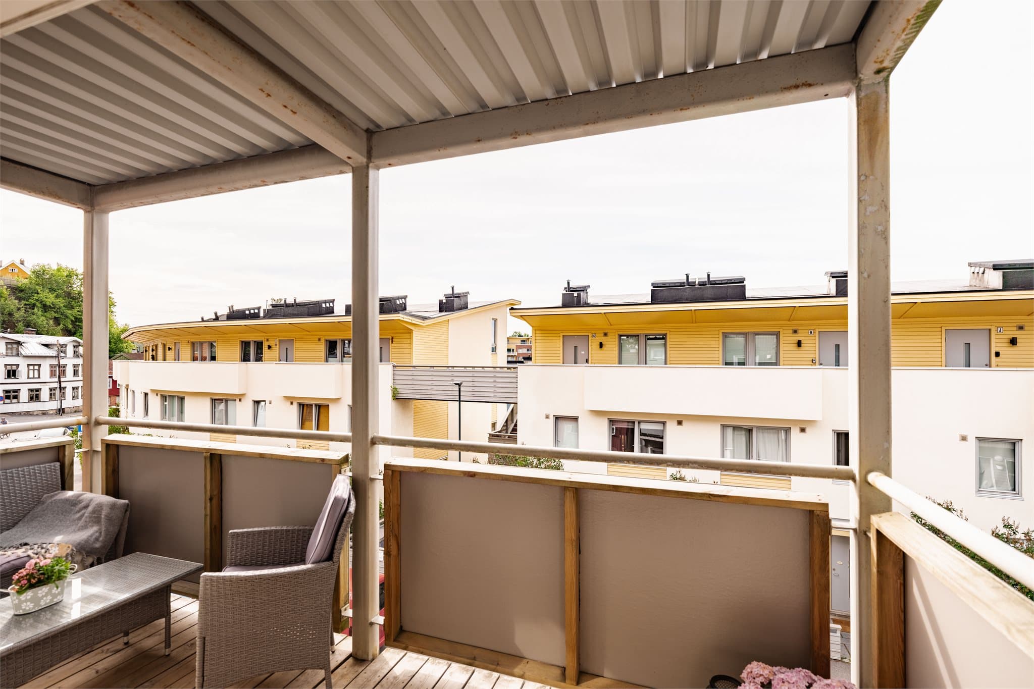 Balkongen har plass til utemøbler og gir utsyn over et rolig og etablert nabolag.