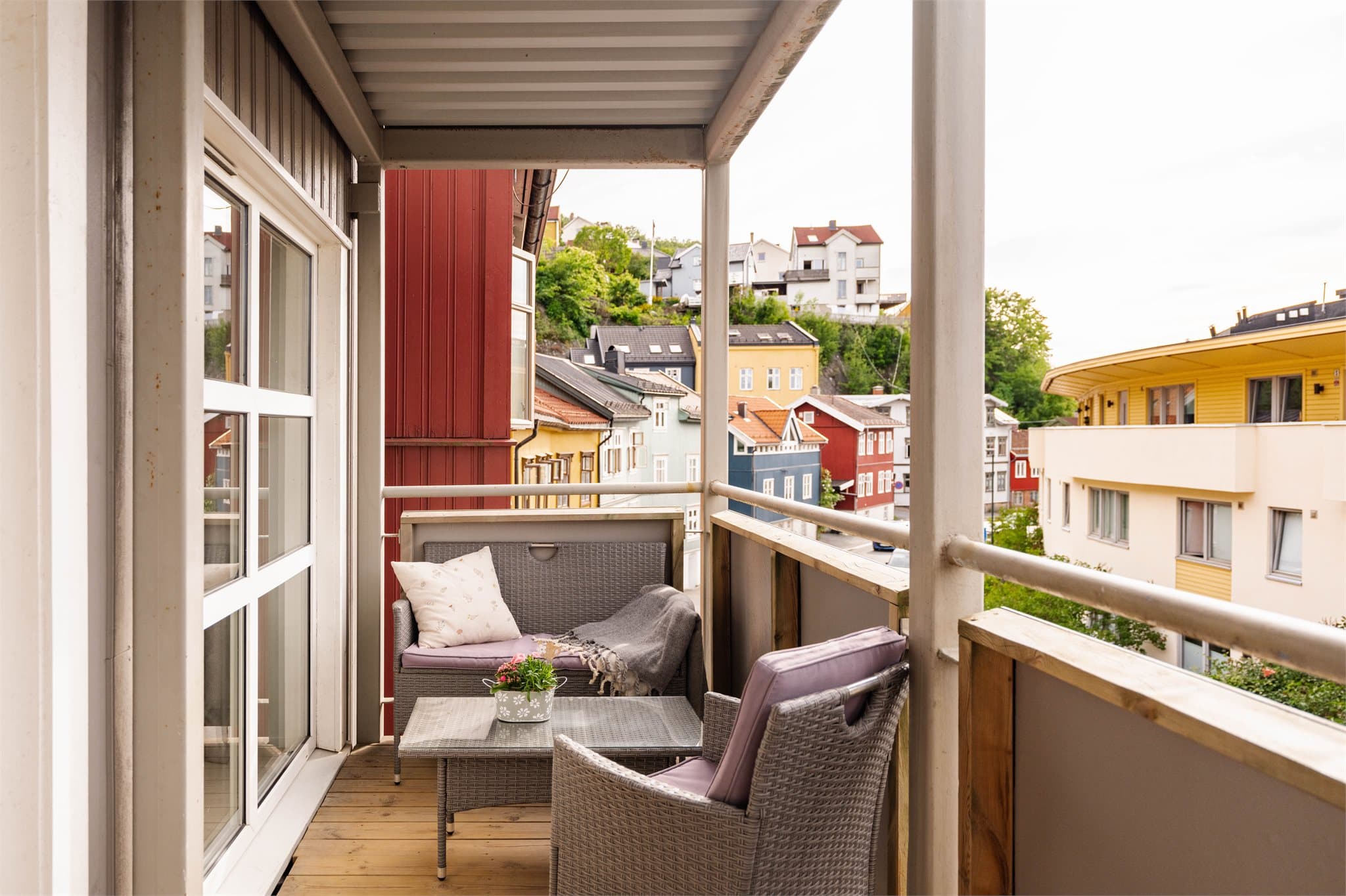 Romslig balkong med sol fra ca. 15.30-21.00 på sommeren, iflg. selger.