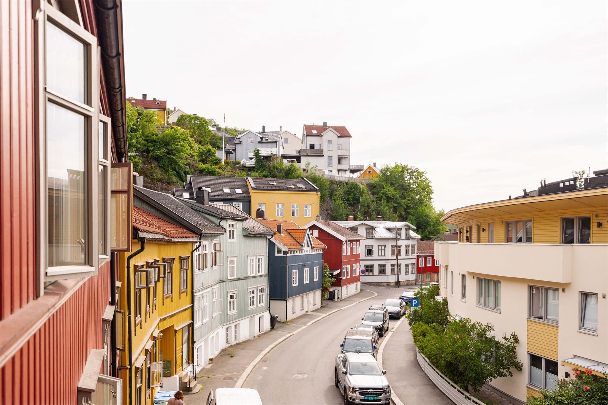 Idyllisk utsyn fra balkongen mot koselig trehusbebyggelse.