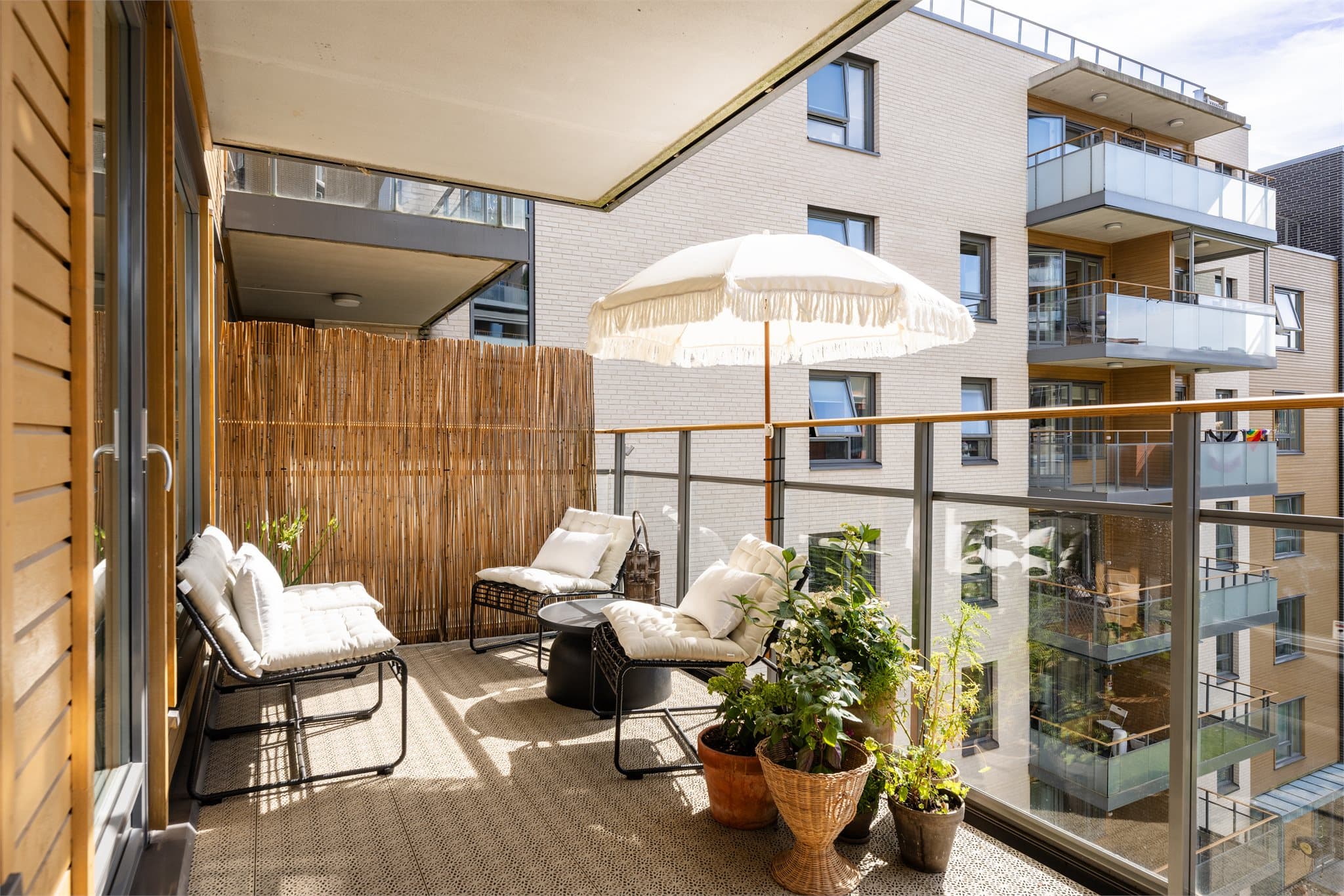 Fra stuen er det utgang til en romslig, vestvendt balkong på ca. 11 m².