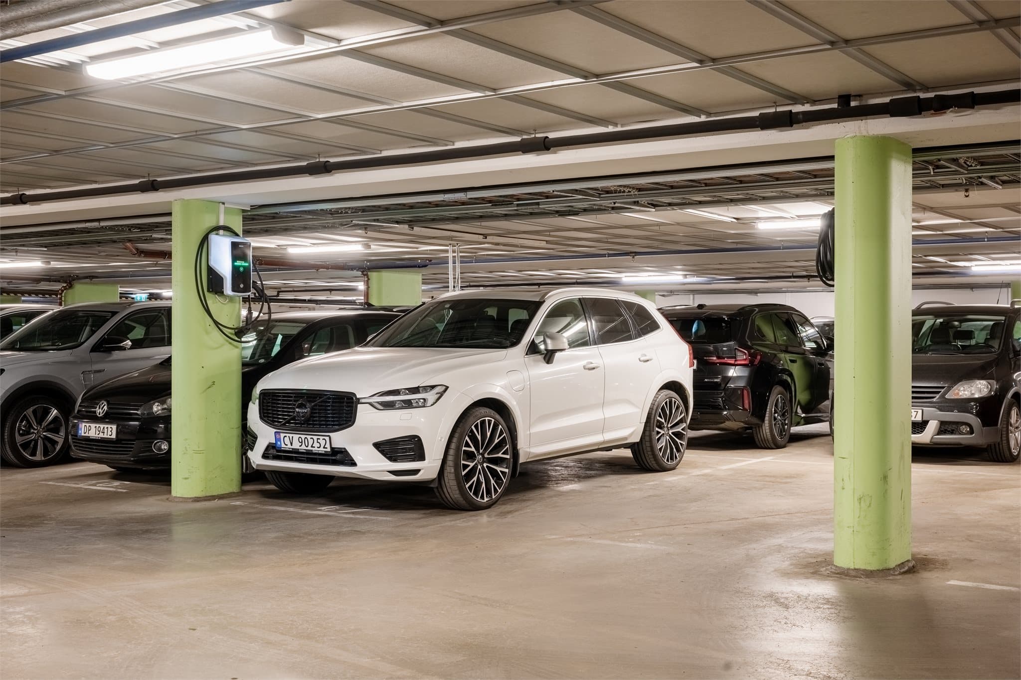 Det medfølger en fast parkeringsplass i felles garasjeanlegg i kjelleren.