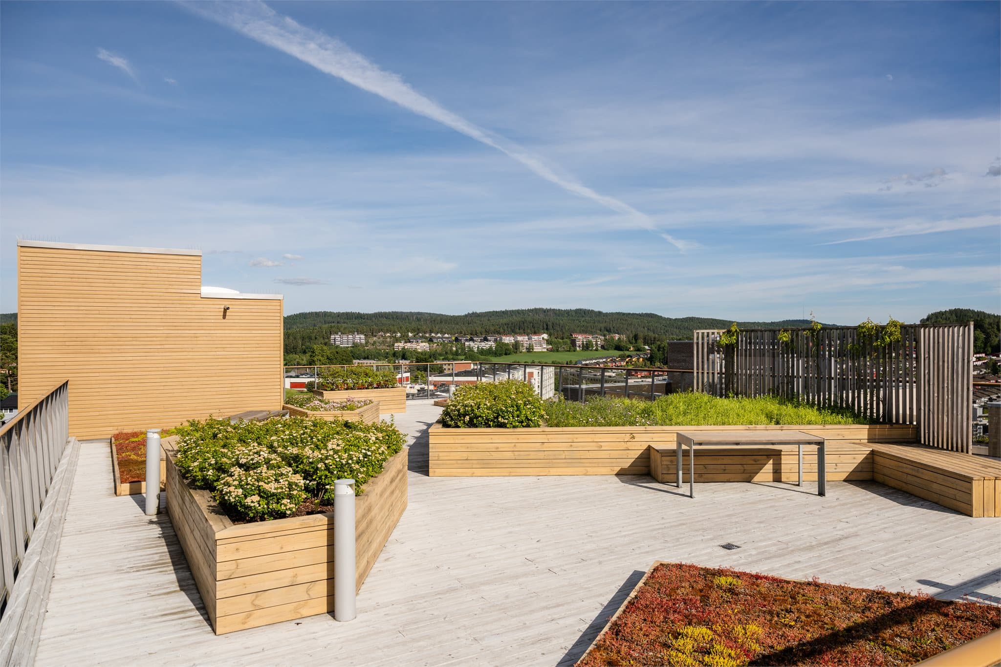 I tillegg til privat balkong, disponerer sameiet tre felles takterrasser med sol hele dagen og fantastisk utsikt.