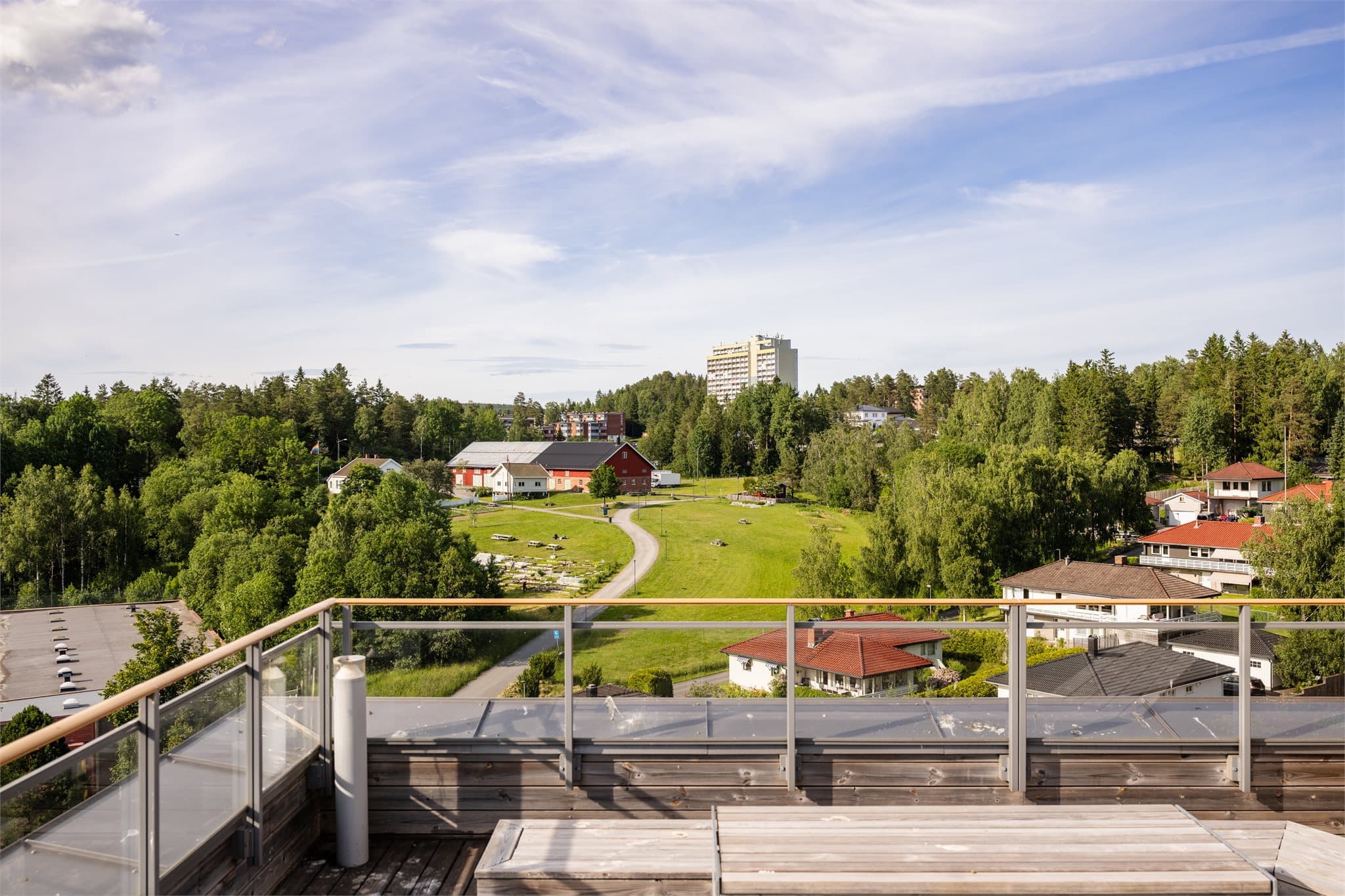Fra takterrassen er det flott utsikt over nærområdet.