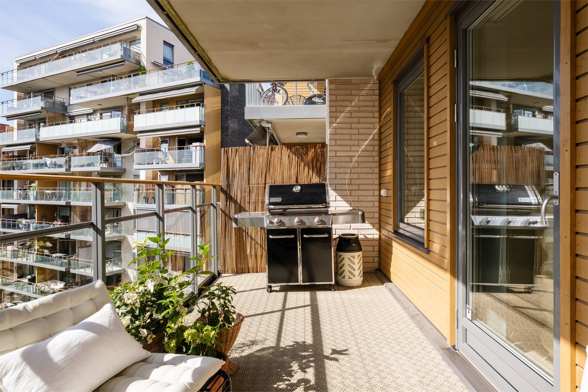 Balkongen er en fin forlengelse av stuen, med plass til både sittegruppe og grill.