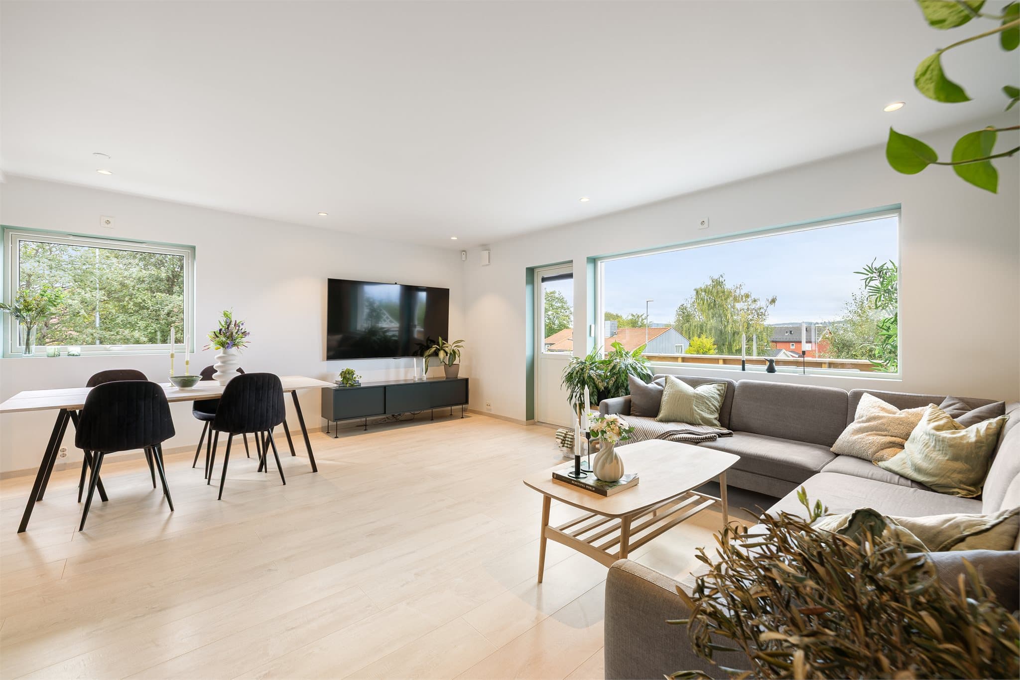Store vindusflater i flere himmelretninger slipper inn rikelig med naturlig dagslys.