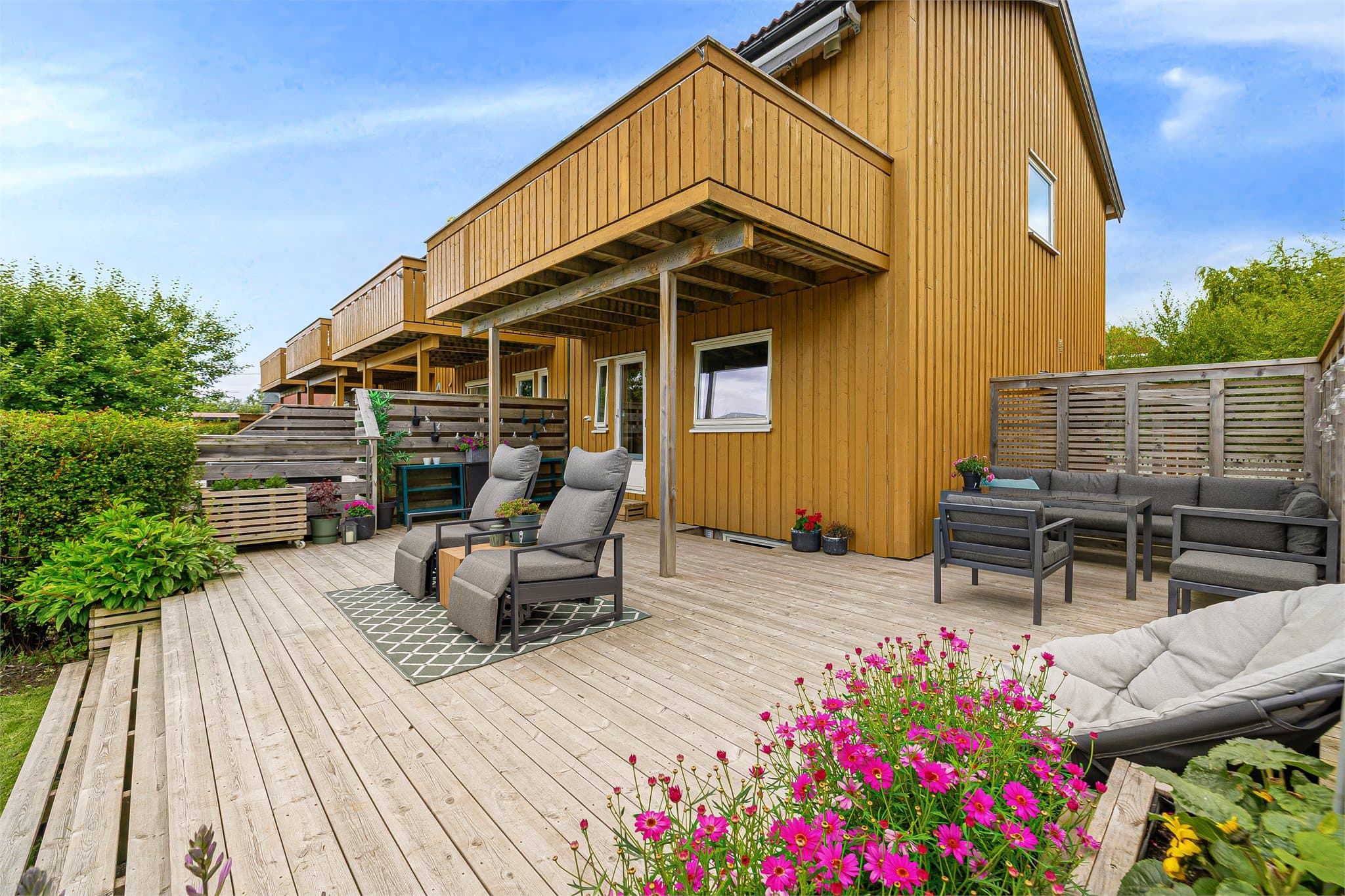 Fra det ene soverommet har du også utgang til en stor og sørvendt terrasse på hele 44 kvm.