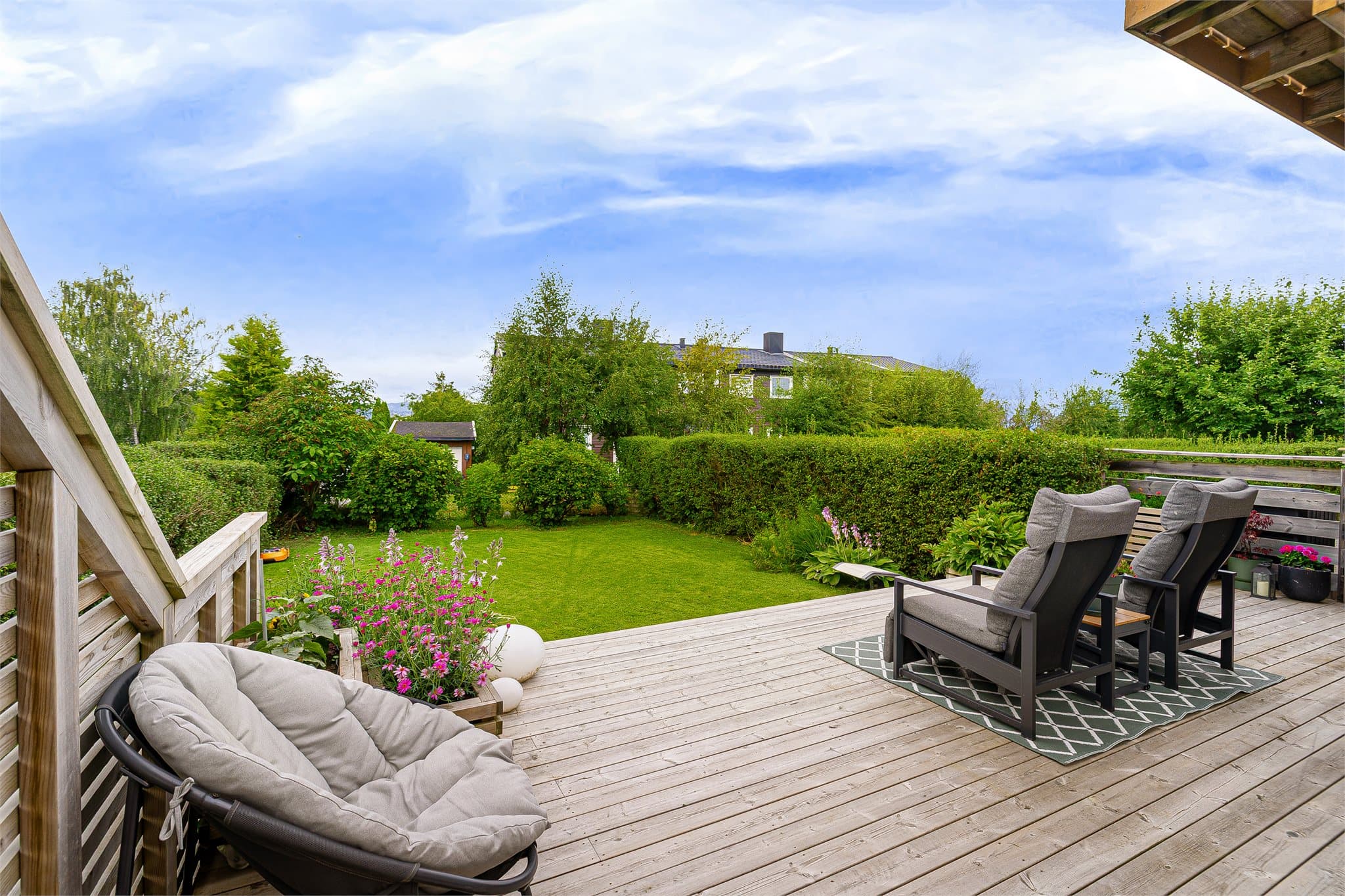 Her får du et hyggelig uteområde med god plass til lek, avslapning og aktiviteter.