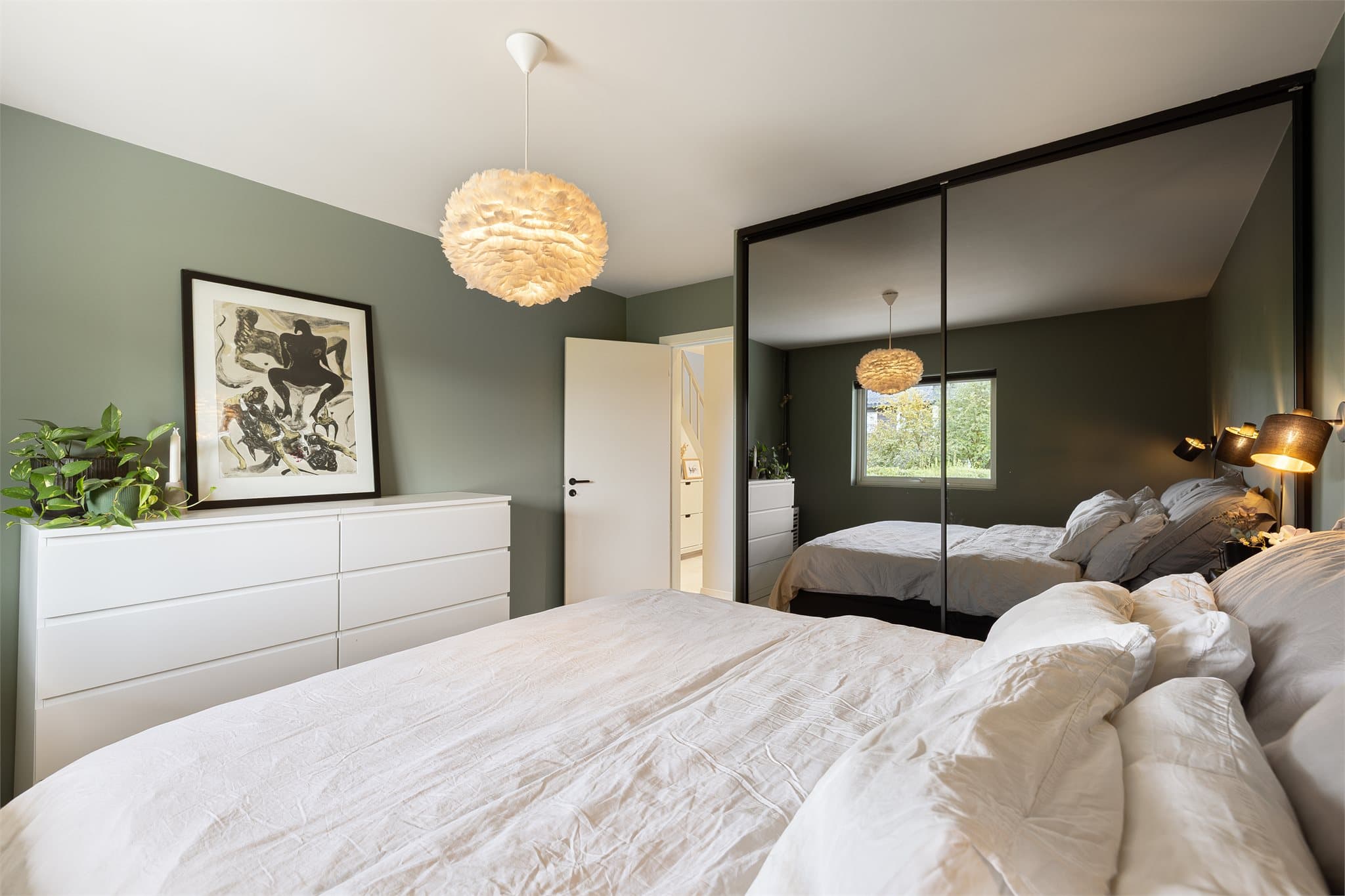 Hovedsoverommet er på ca. 12,5 kvm og har en stor, integrert skyvedørsgarderobe som gir rikelig med oppbevaringsplass.