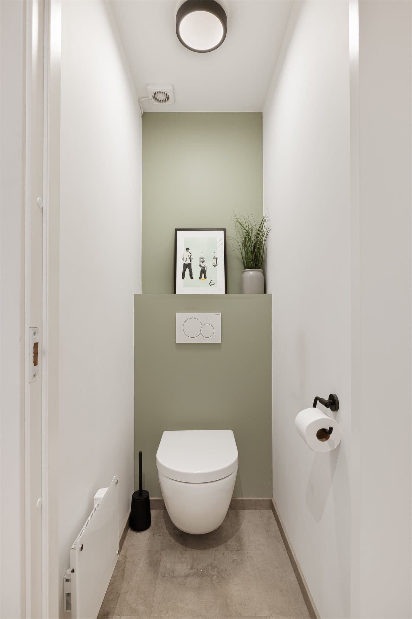 Like ved badet finner du et praktisk og separat toalettrom, som gir en ekstra funksjonell løsning i hverdagen.