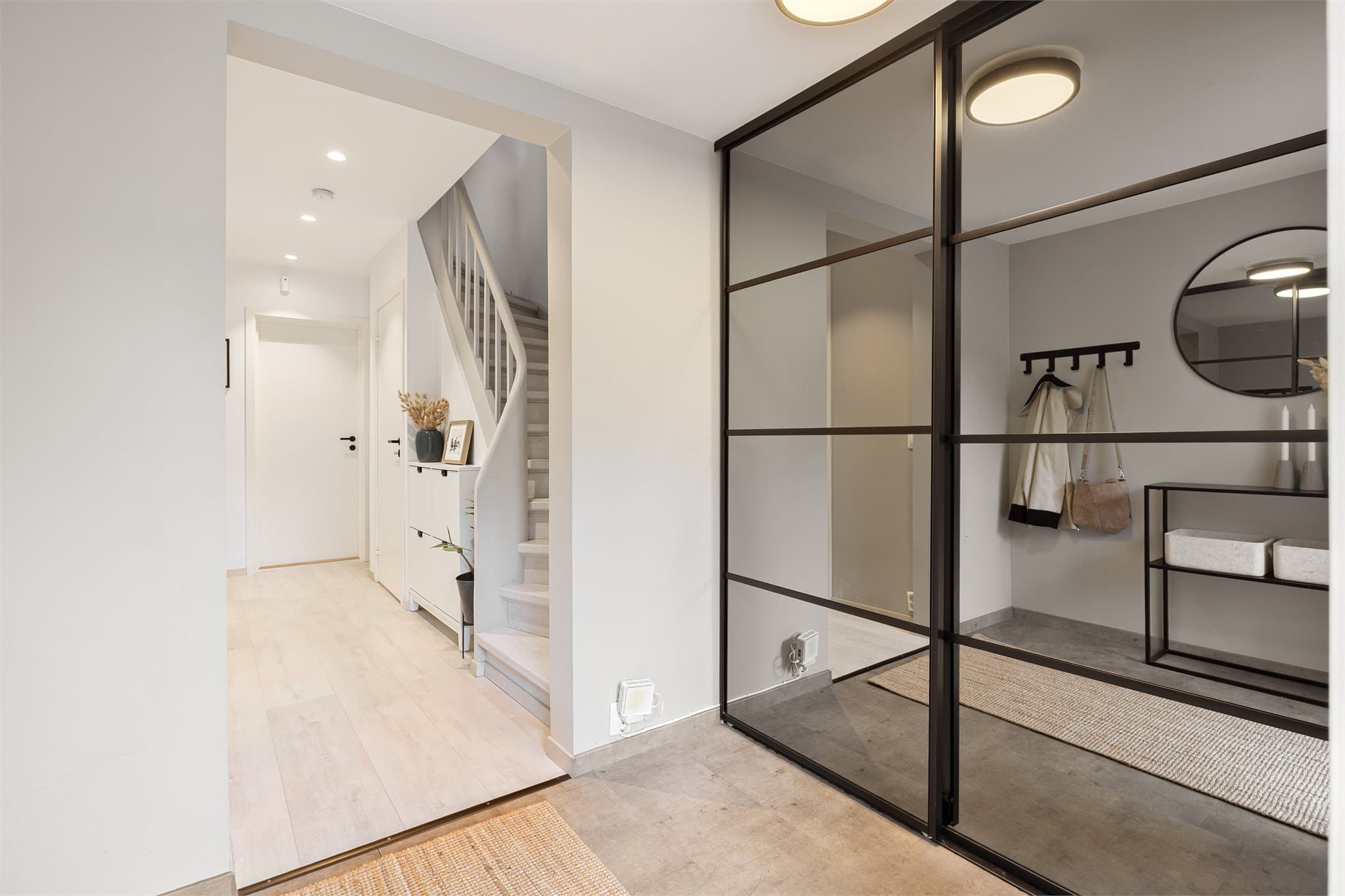 Boligen har en romslig entré med stor skyvedørsgarderobe som gir rikelig med oppbevaringsplass. Like ved inngangen finner du også en utvendig bod, som gir ytterligere praktisk lagringsplass.