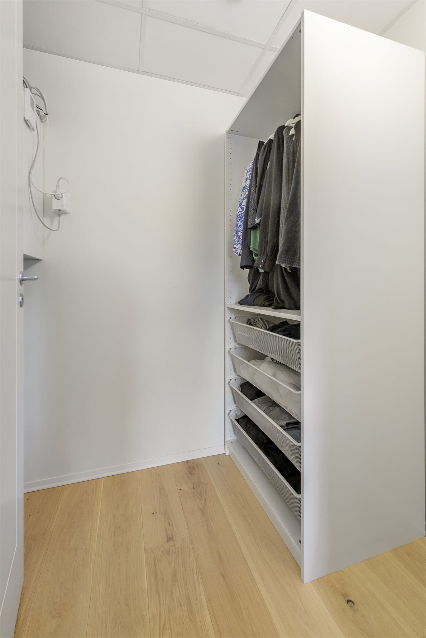 Praktisk walk-in-garderobe/ bod i tilknytning til soverommet