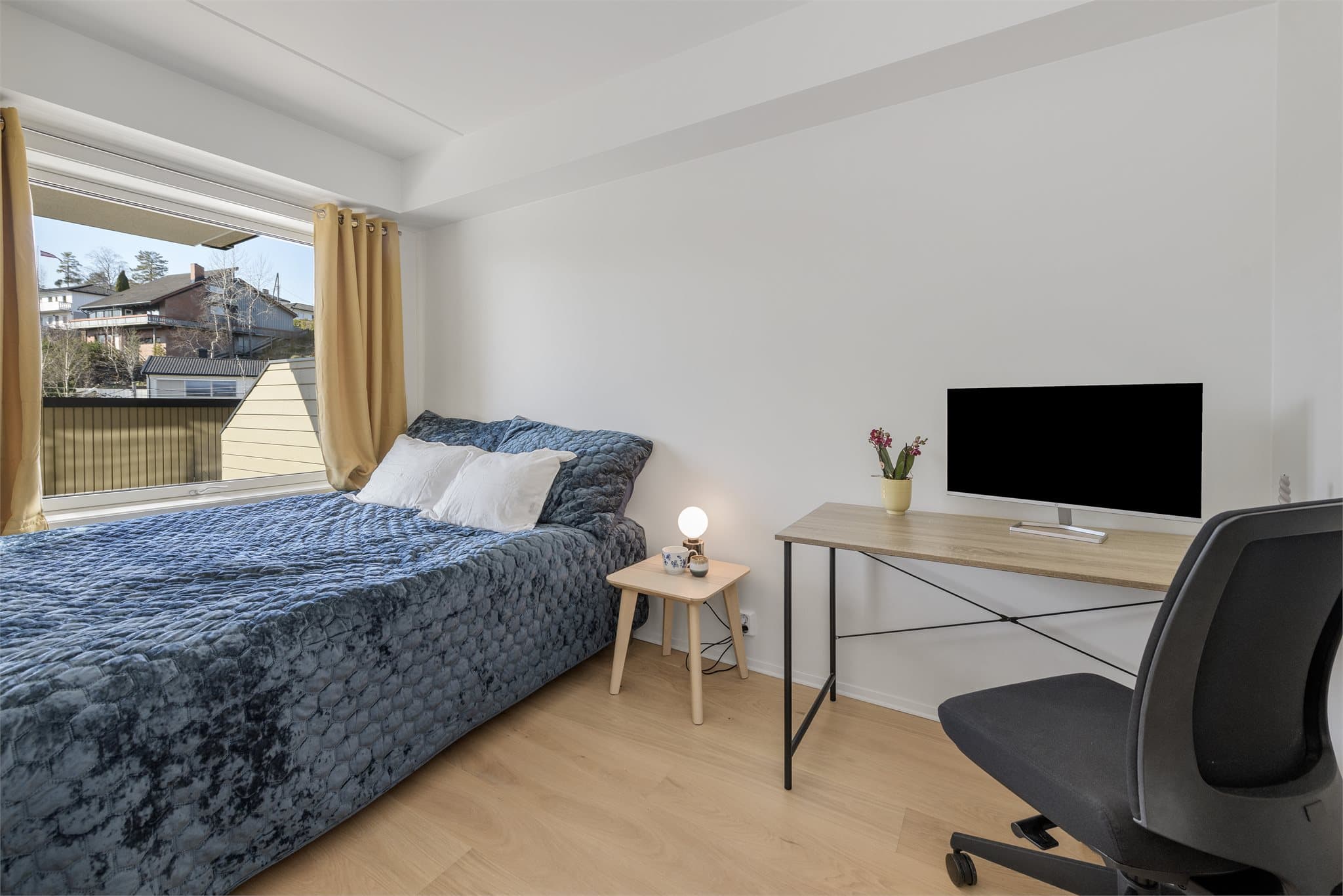 Stort soverom med god plass til dobbeltseng og tilhørende kontorhjørne