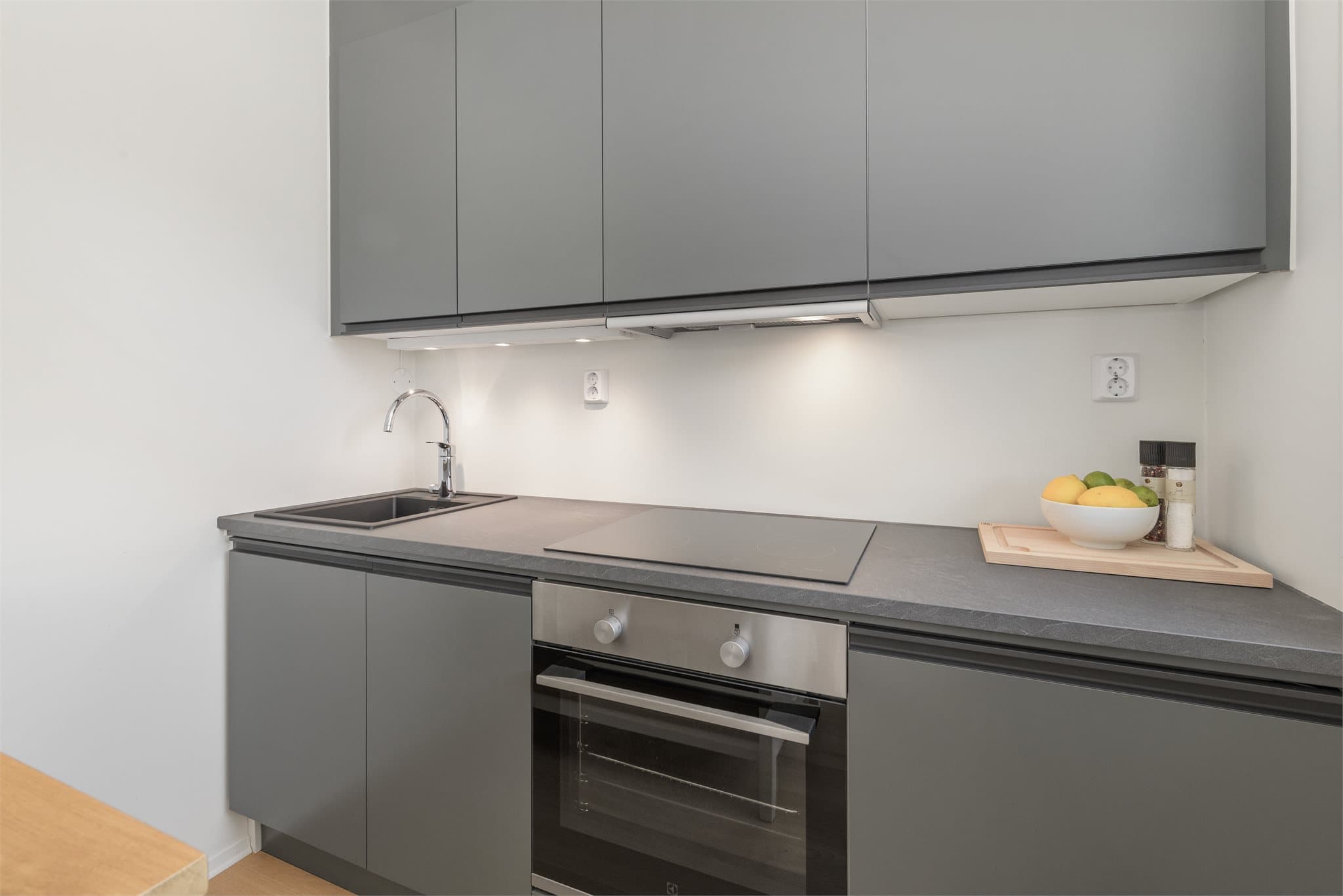 Integrerte hvitevarer på kjøkken, som kjøleskap, stekeovn, platetopp og oppvaskmaskin